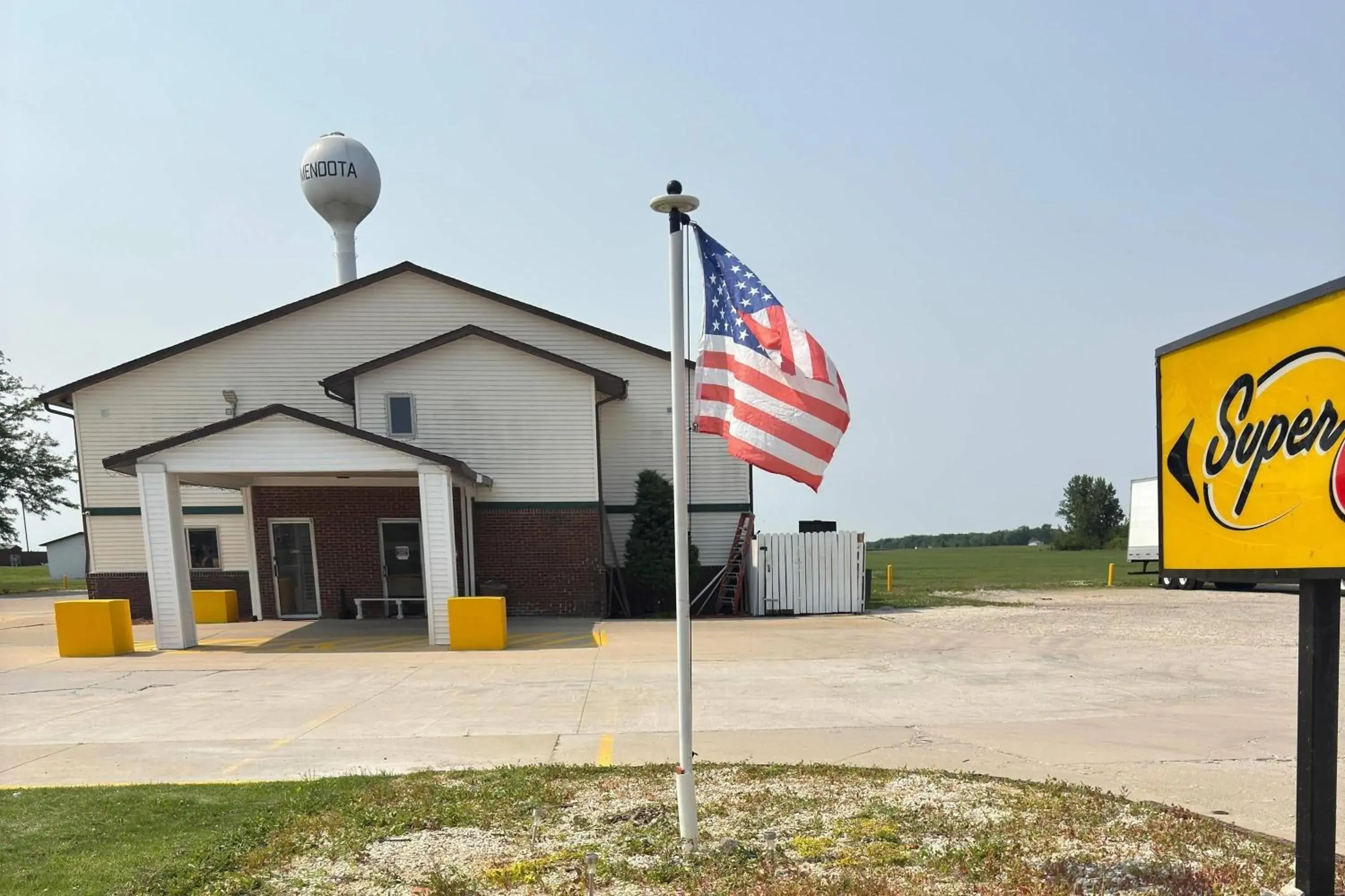 Property building in Super 8 by Wyndham Mendota I-39 Property building in Super 8 by Wyndham Mendota I-39