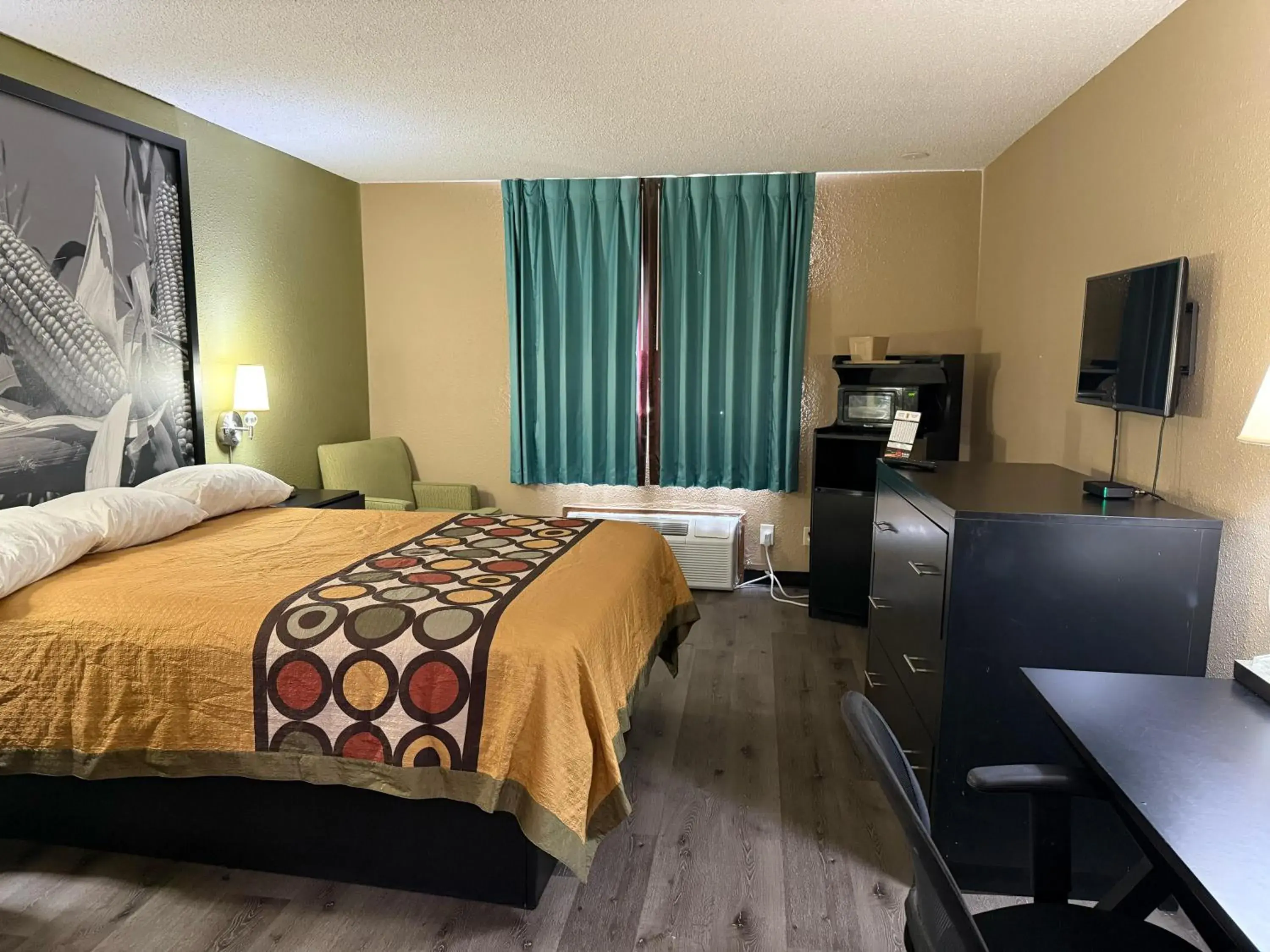 Communal lounge/ TV room, Bed in Super 8 by Wyndham Mendota I-39 Communal lounge/ TV room, Bed in Super 8 by Wyndham Mendota I-39