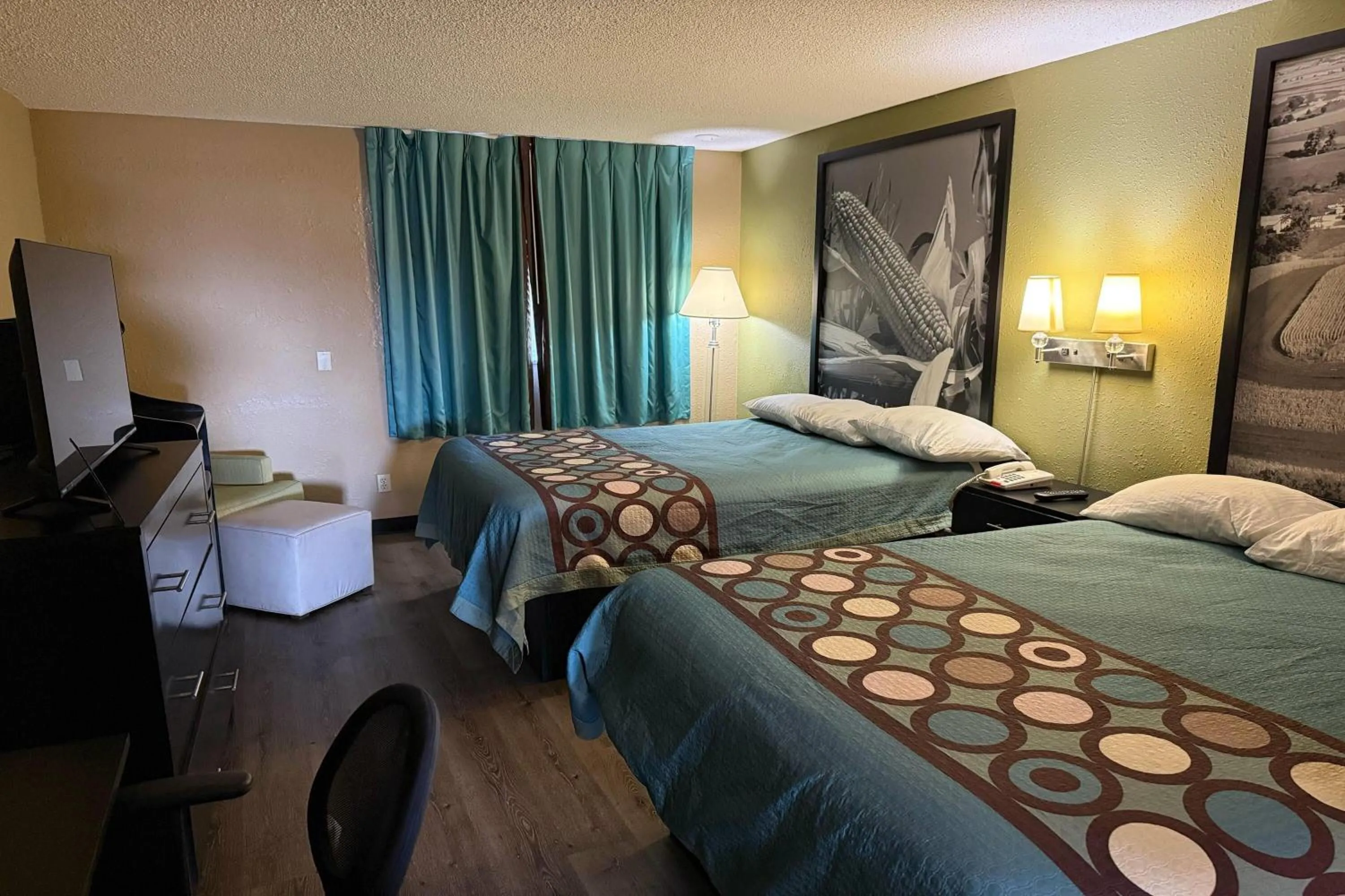 Photo of the whole room, Bed in Super 8 by Wyndham Mendota I-39