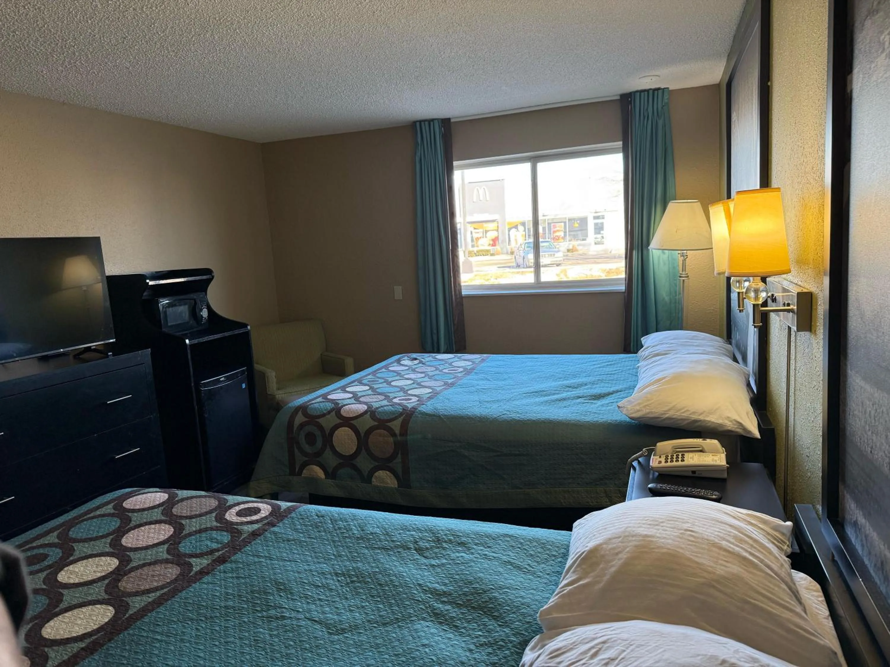 Photo of the whole room, Bed in Super 8 by Wyndham Mendota I-39
