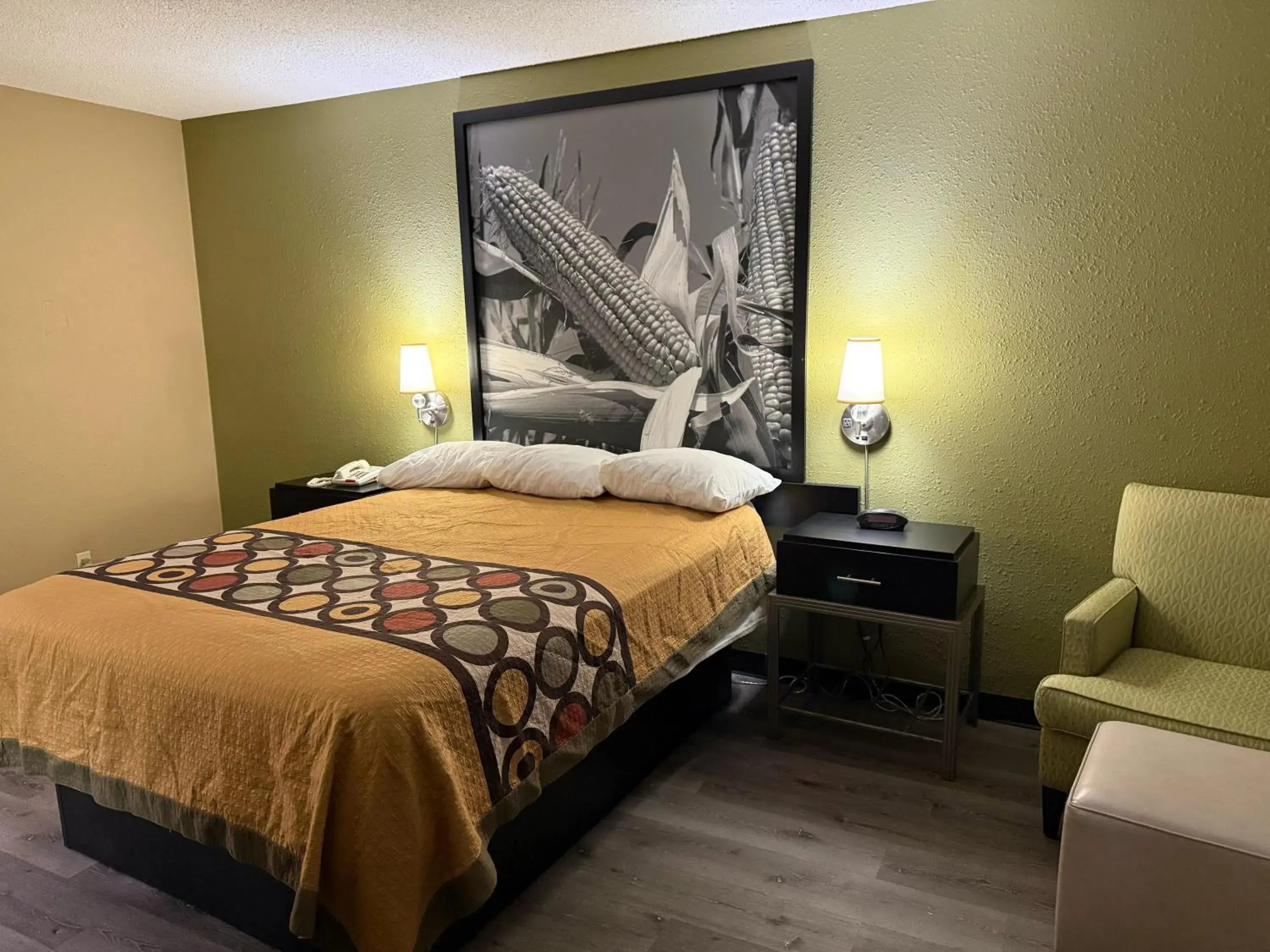 Queen Room - Non-Smoking in Super 8 by Wyndham Mendota I-39 Queen Room - Non-Smoking in Super 8 by Wyndham Mendota I-39