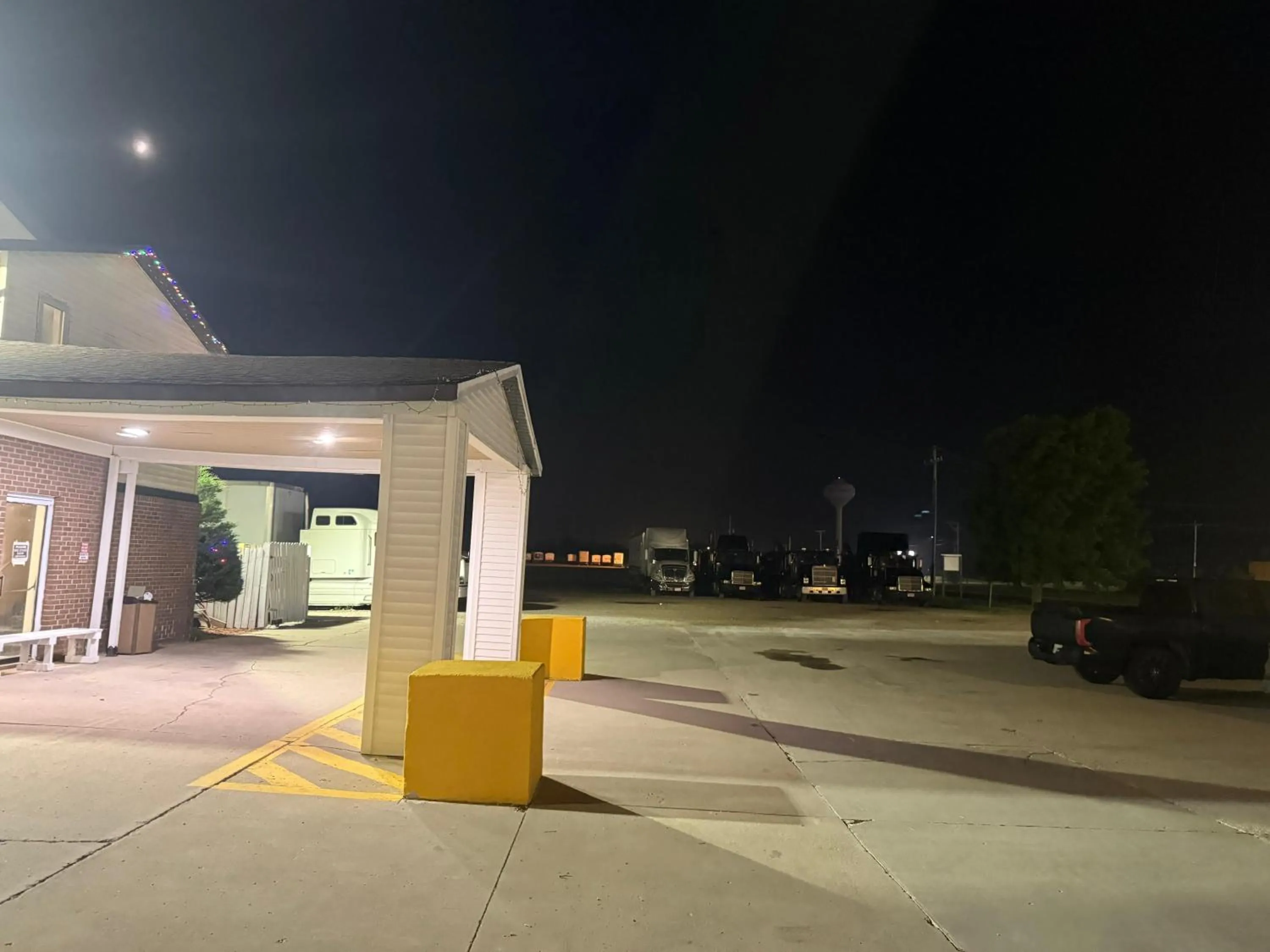 Seating area in Super 8 by Wyndham Mendota I-39