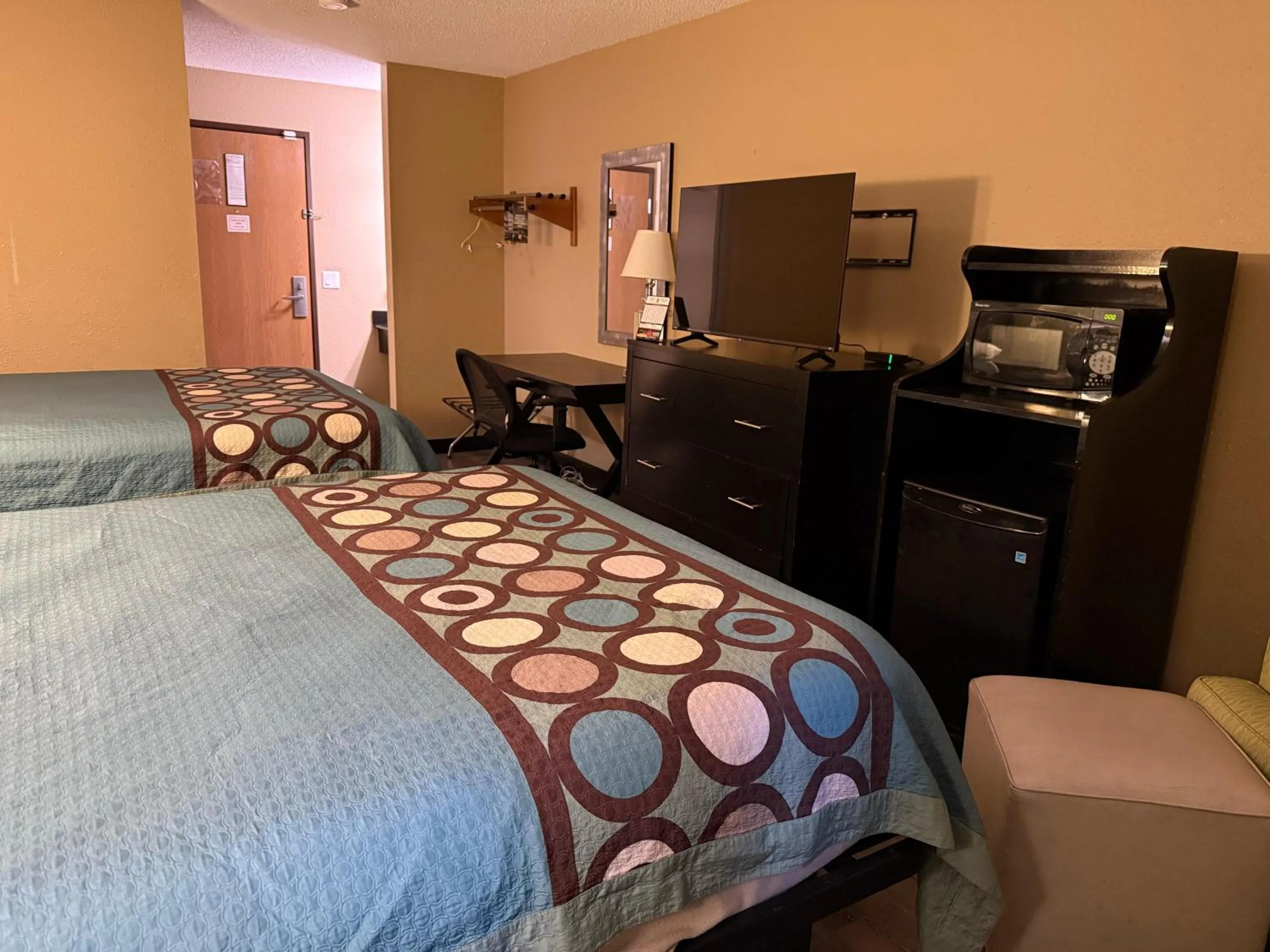 Bed in Super 8 by Wyndham Mendota I-39