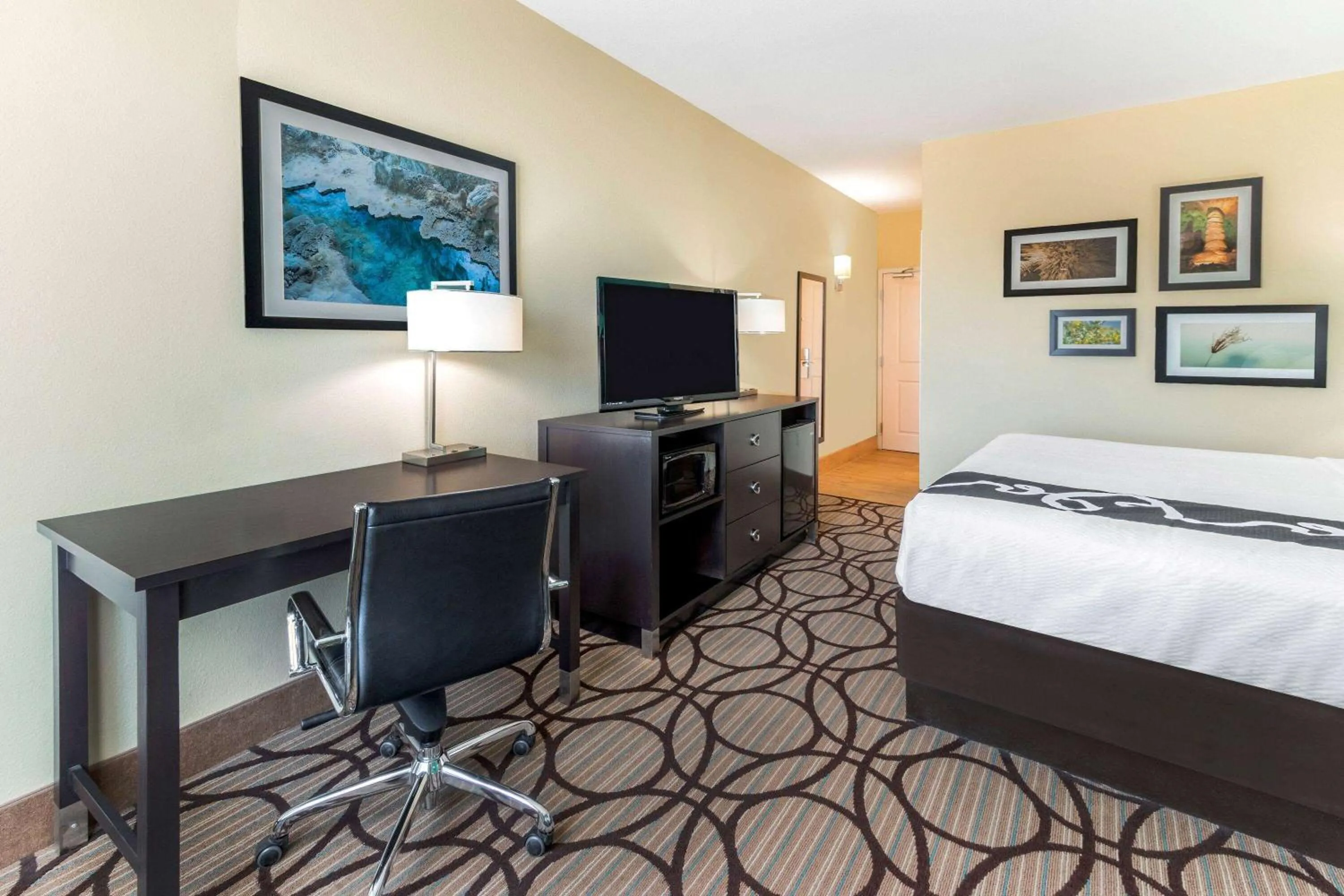 Photo of the whole room, Bed in La Quinta by Wyndham Carlsbad