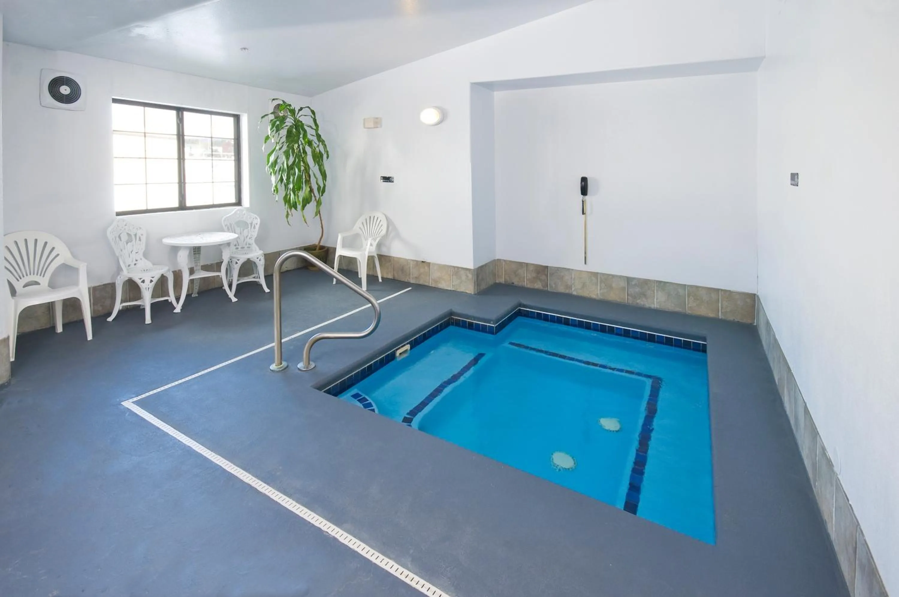 Hot Tub in Super 8 by Wyndham McCall