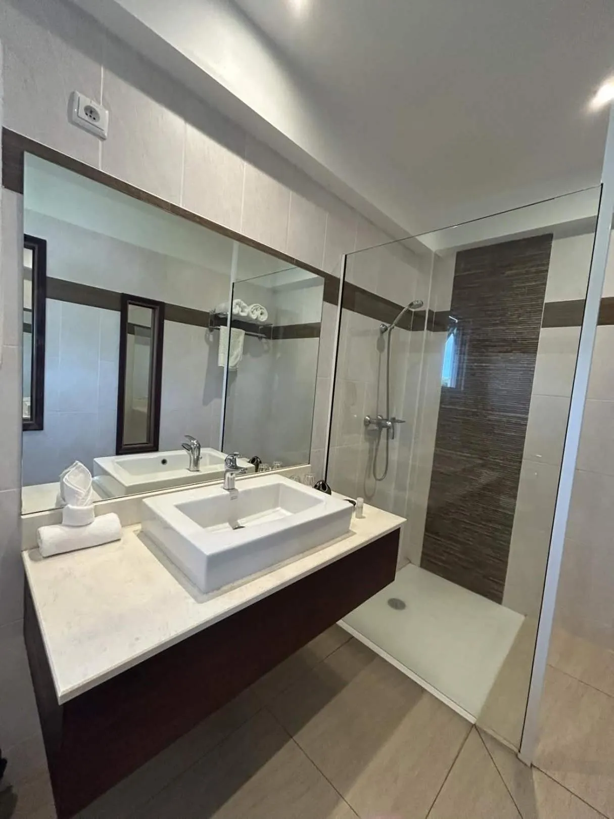 Shower in Hotel Colibri