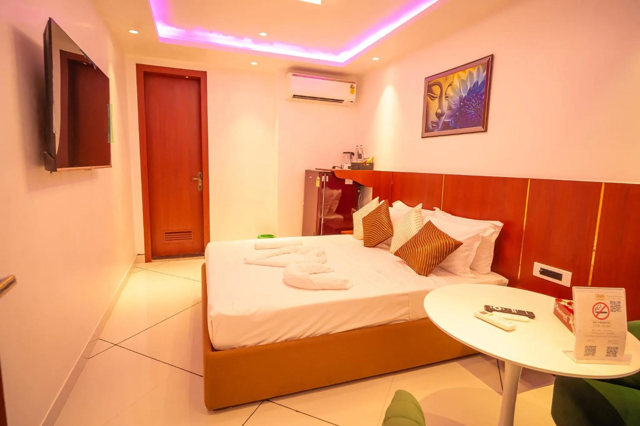 Bedroom, Bed in J60 Suites, Ashok Vihar - Near Netaji Subhash Place