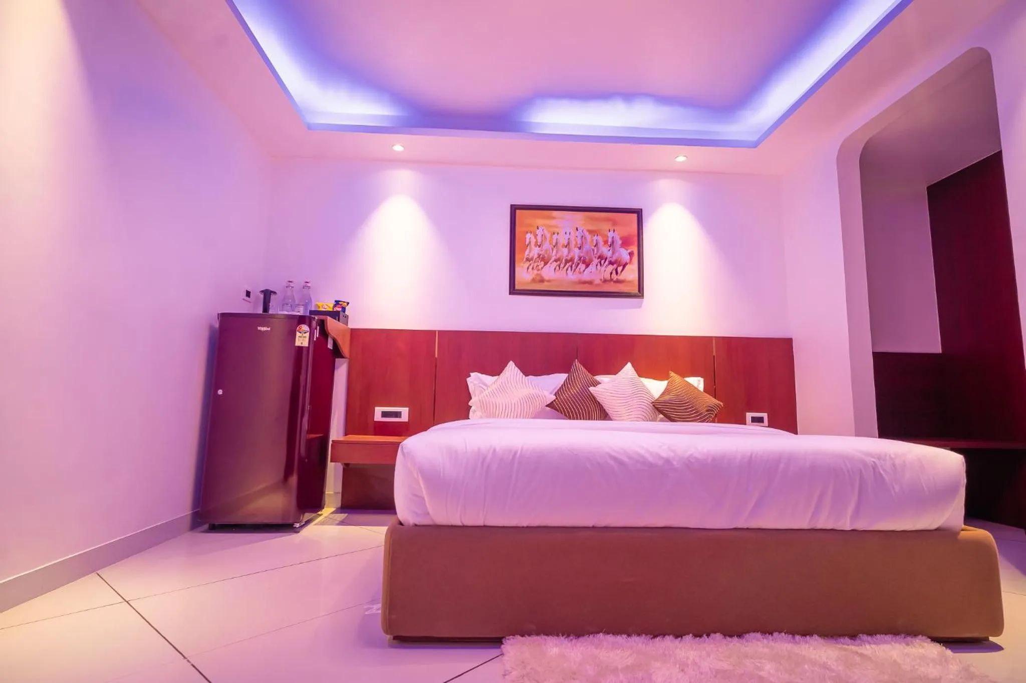 Bedroom, Bed in J60 Suites, Ashok Vihar - Near Netaji Subhash Place