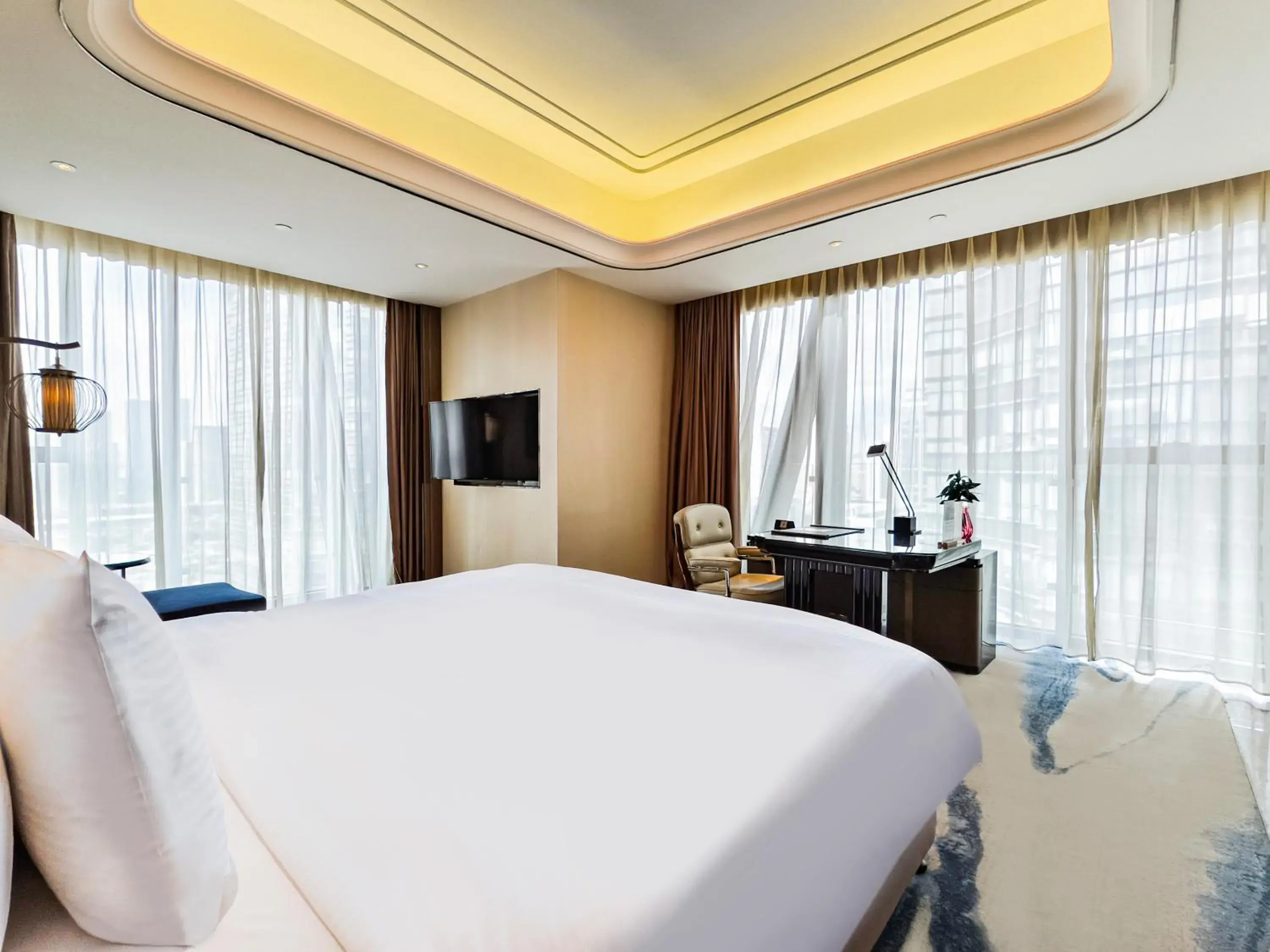Grand Exective King Room【Two floor-to-ceiling Windows+65 inchesProject to a high-definition TV】 in Wanda Vista Kunming Grand Exective King Room【Two floor-to-ceiling Windows+65 inchesProject to a high-definition TV】 in Wanda Vista Kunming