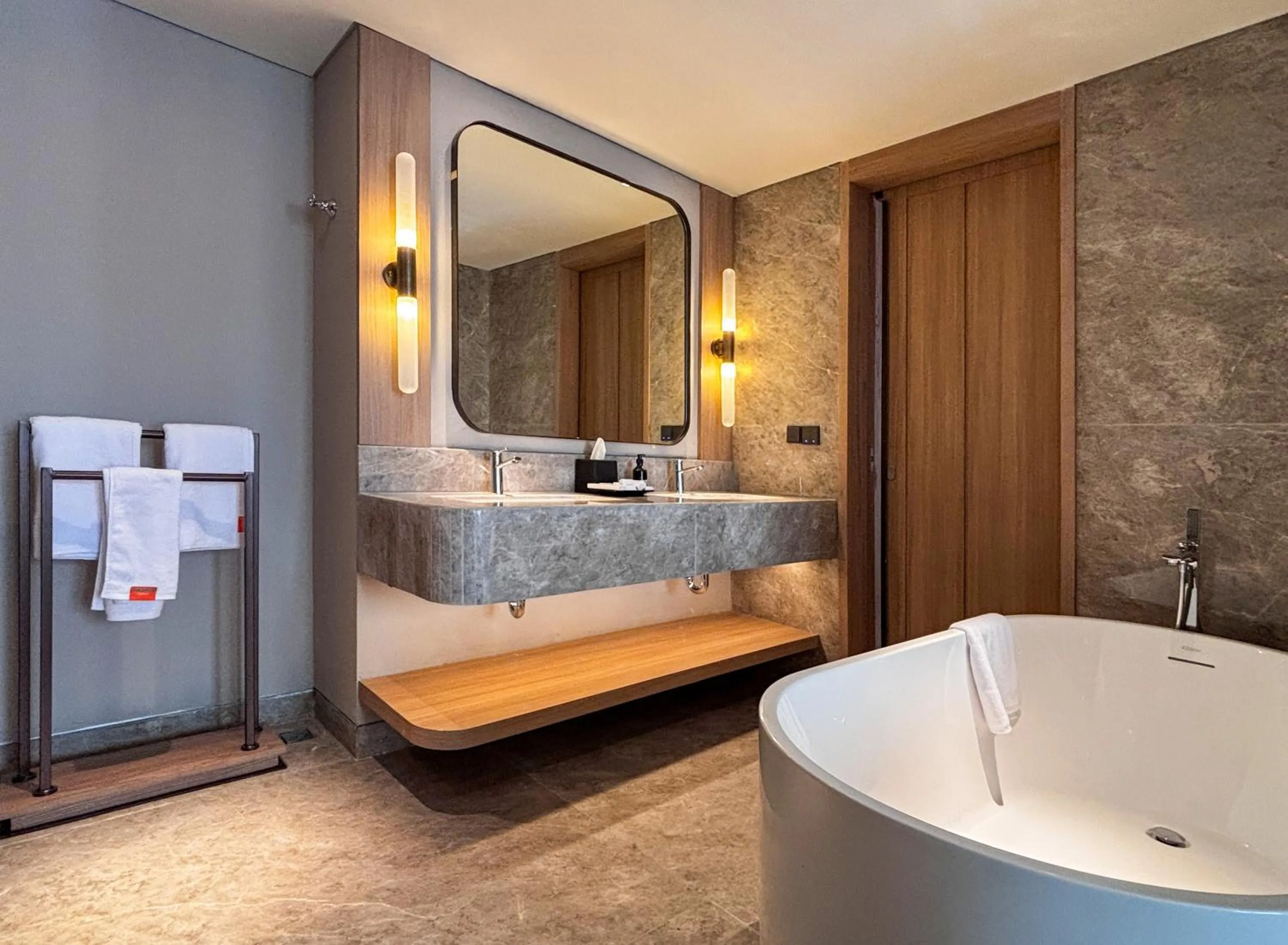 Bathroom, Bed in HARRIS Hotel and Conventions Denpasar Bali