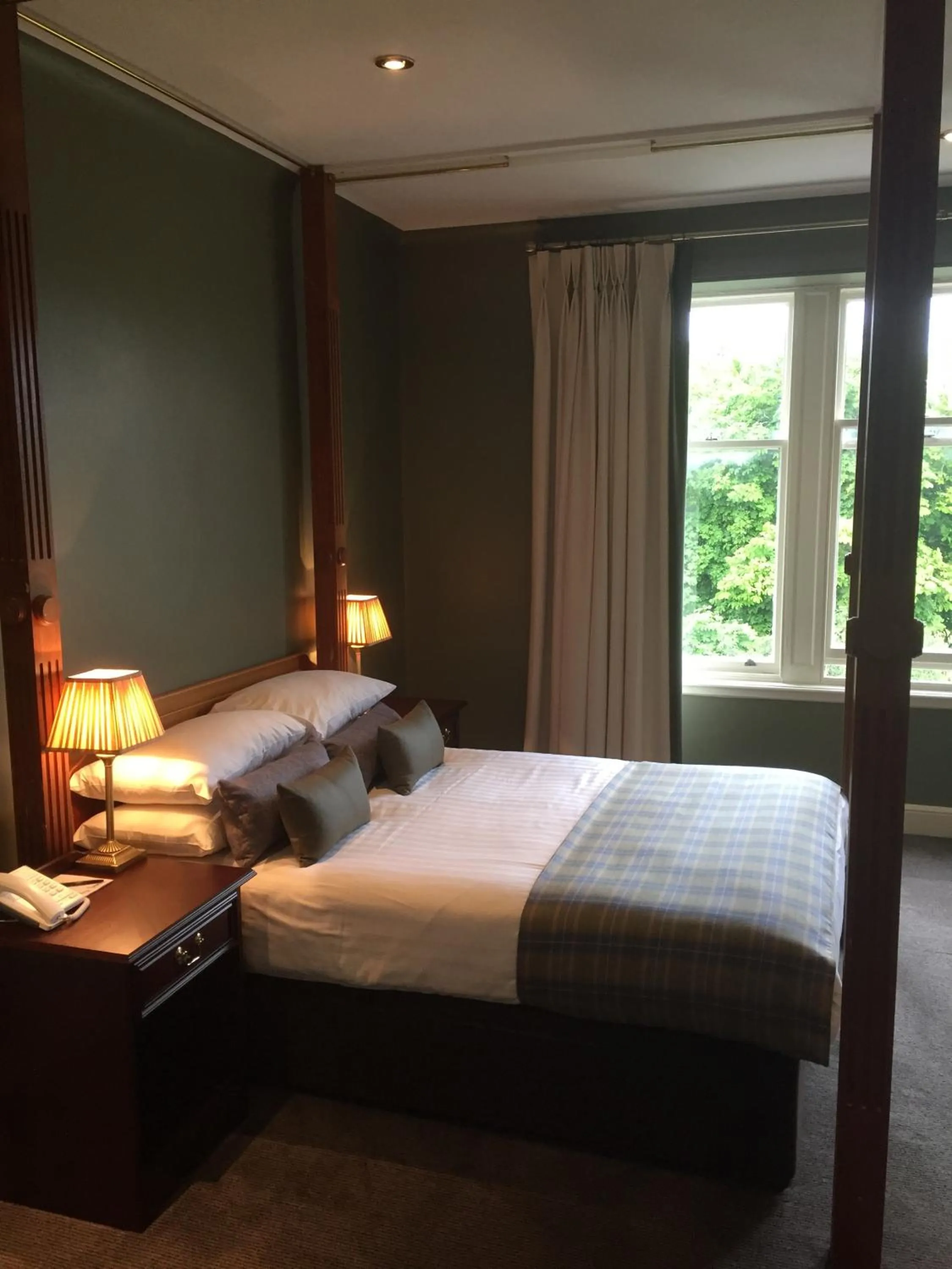 Bedroom, Bed in Nethybridge Hotel