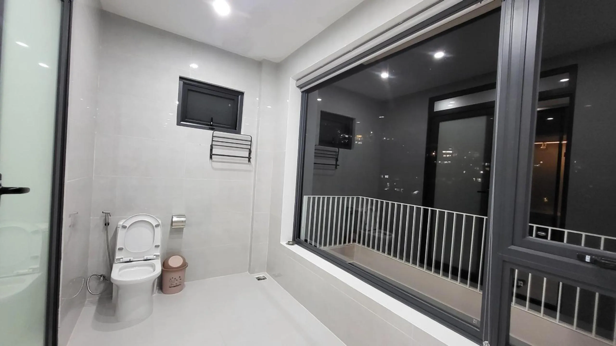 Toilet in Flower Home KHE SANH 1