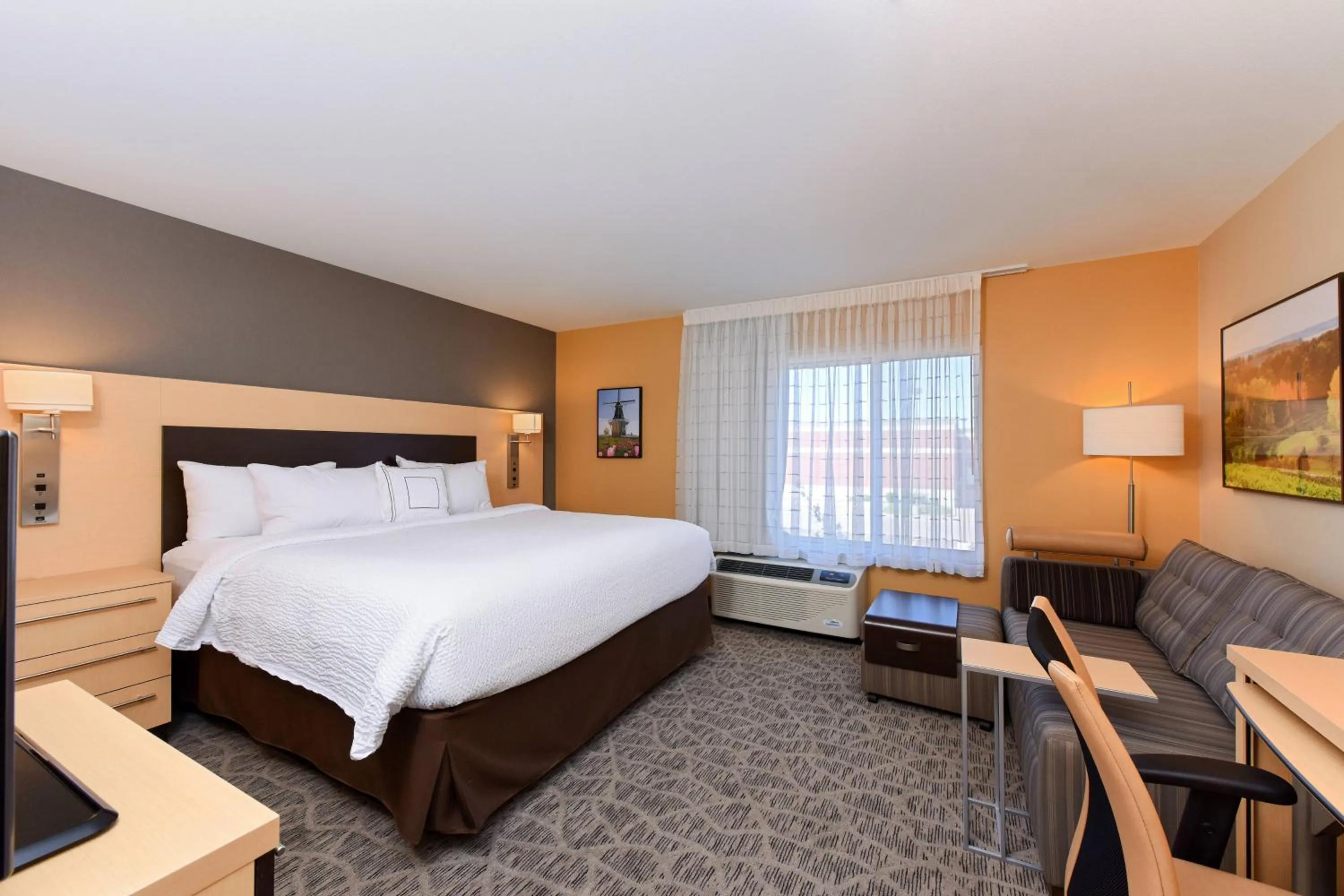 Photo of the whole room, Bed in TownePlace by Marriott Suites Detroit Auburn Hills