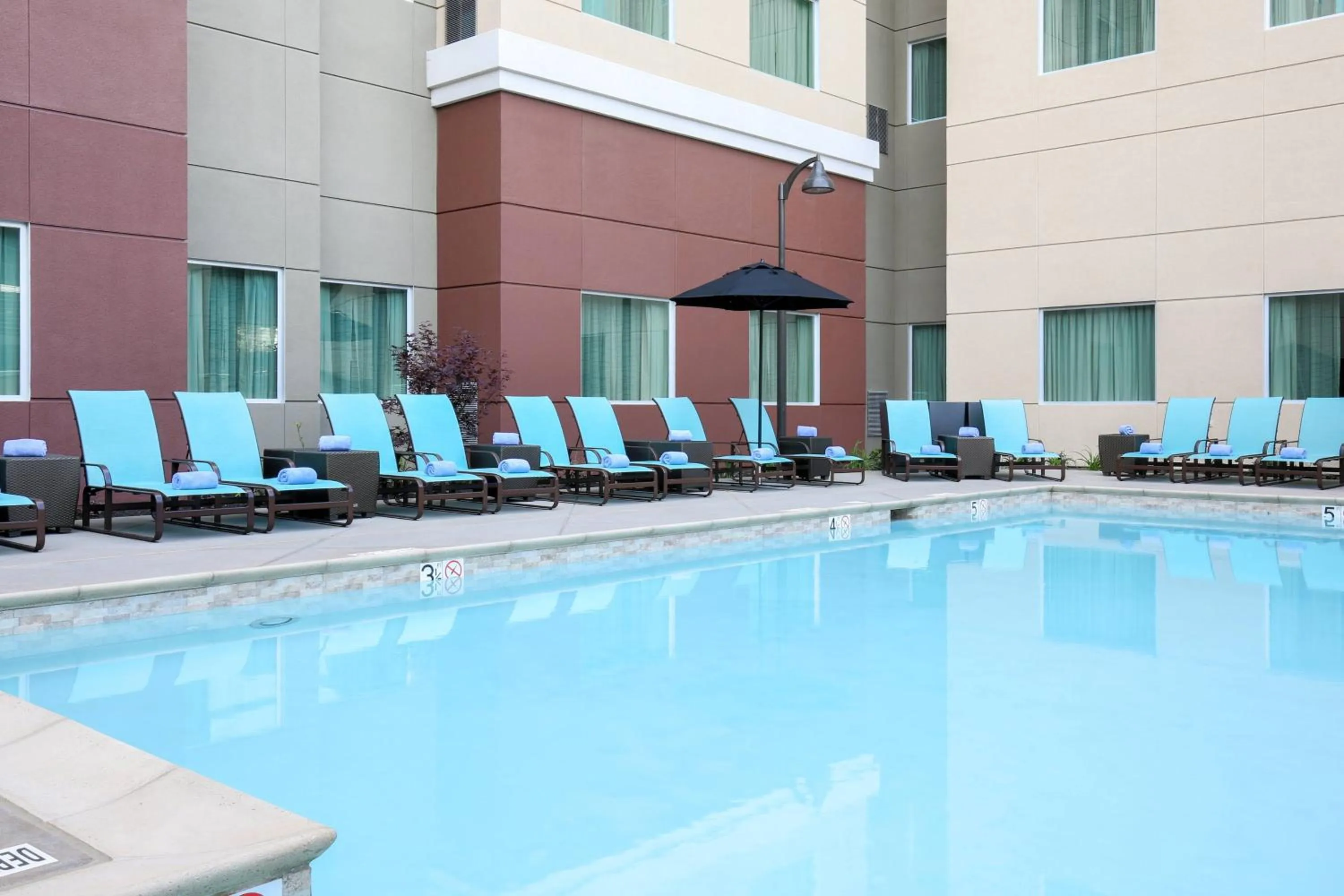 Swimming pool in SpringHill Suites by Marriott San Jose Airport
