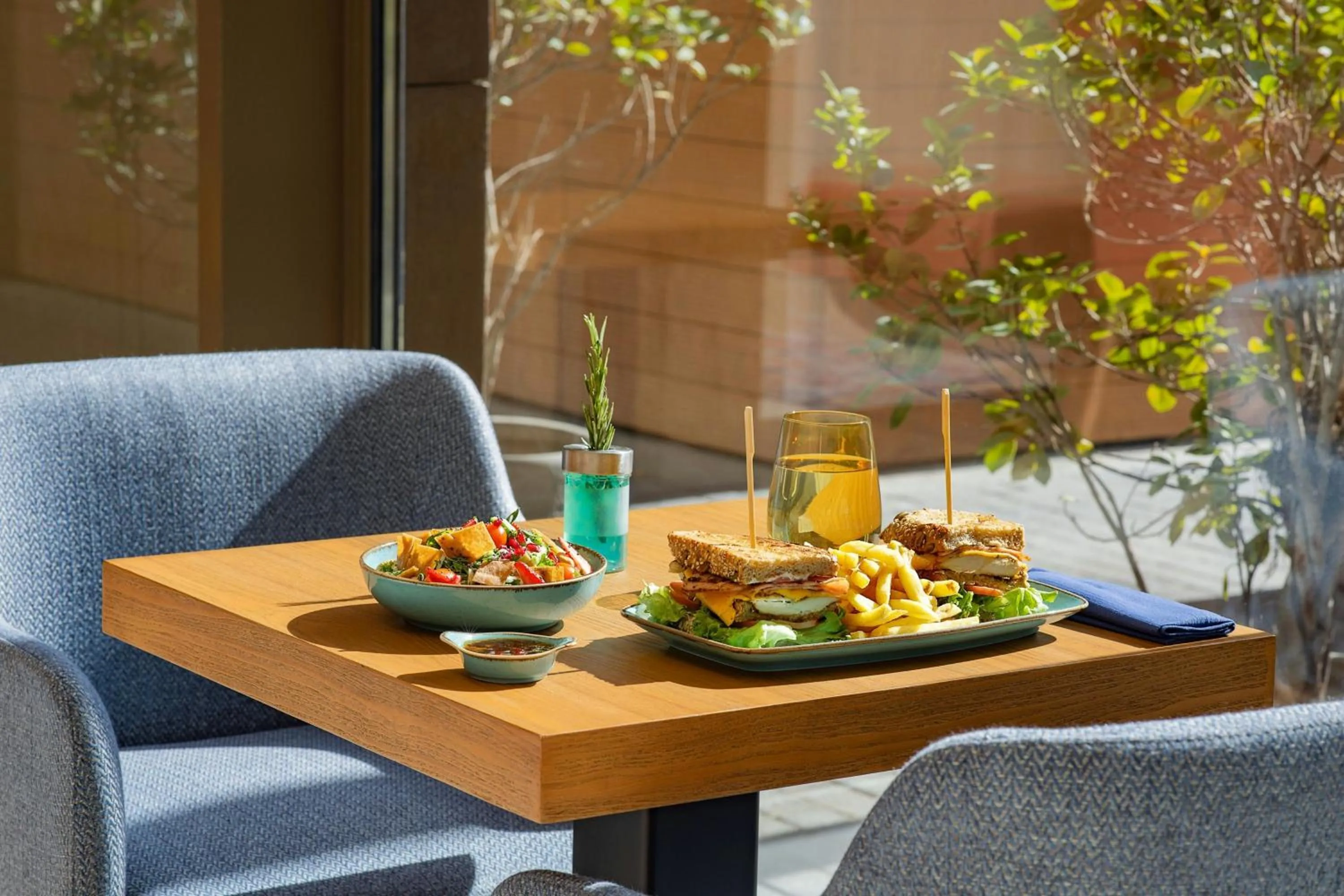 Restaurant/places to eat in Courtyard by Marriott World Trade Center, Abu Dhabi