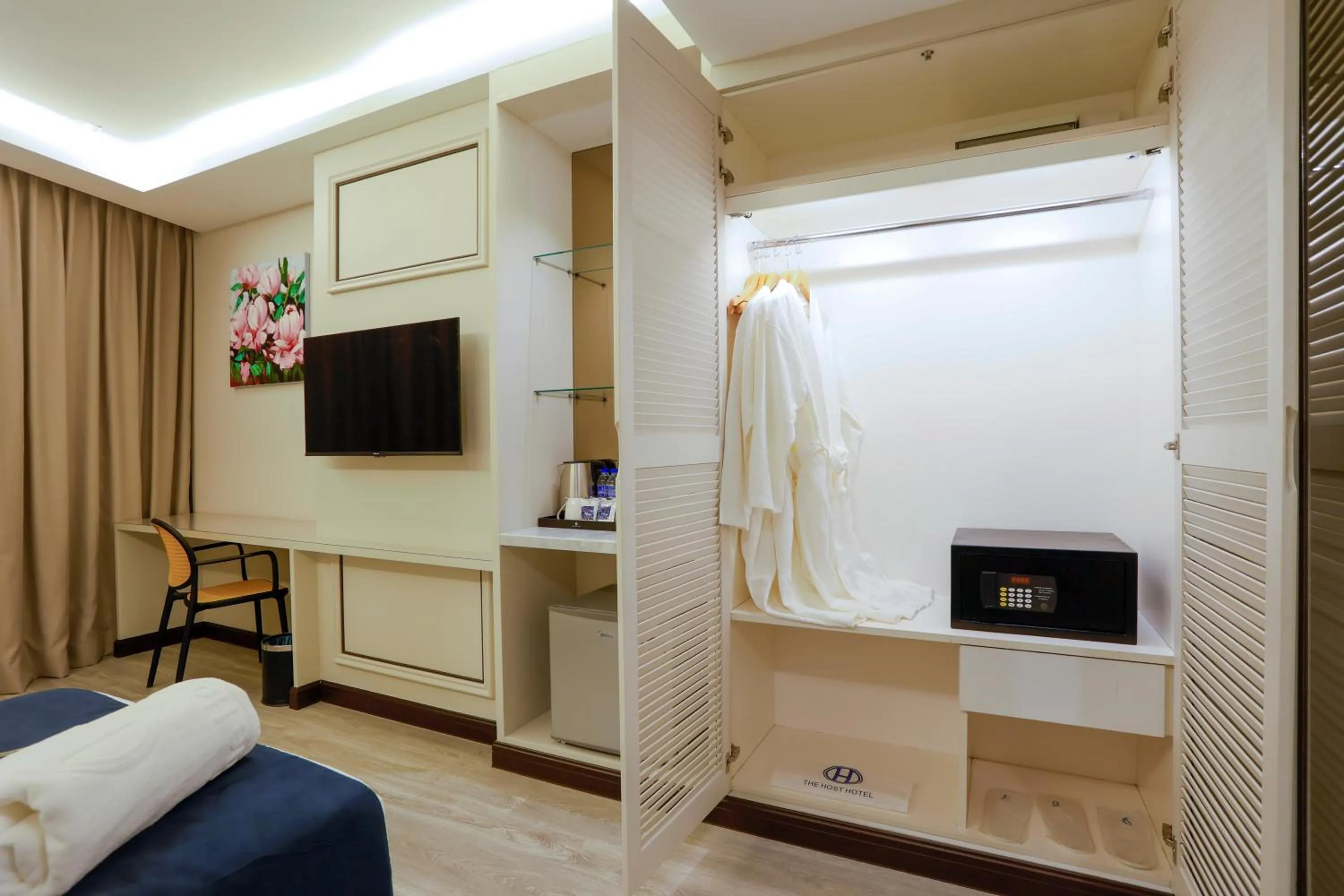 Living room, Bed in The Host Hotel