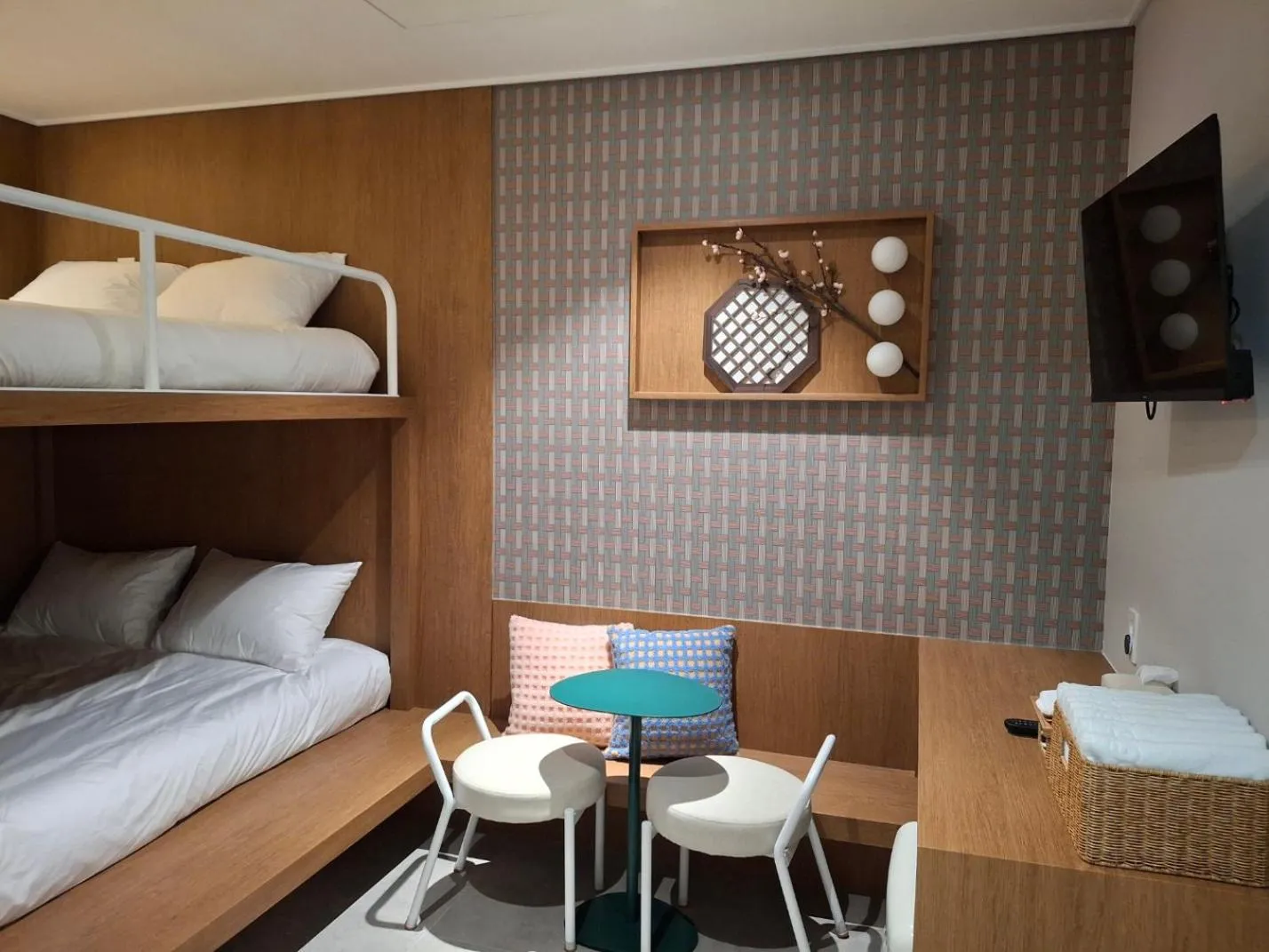 Photo of the whole room, Bed in Huga Inn