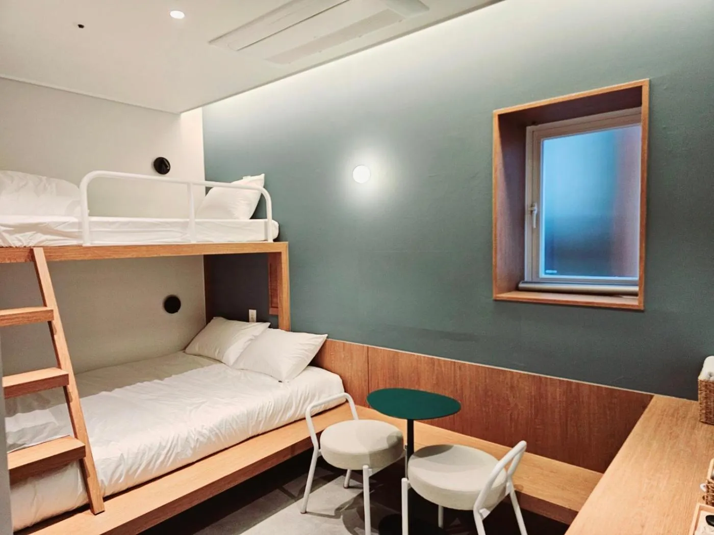 Photo of the whole room, Bed in Huga Inn