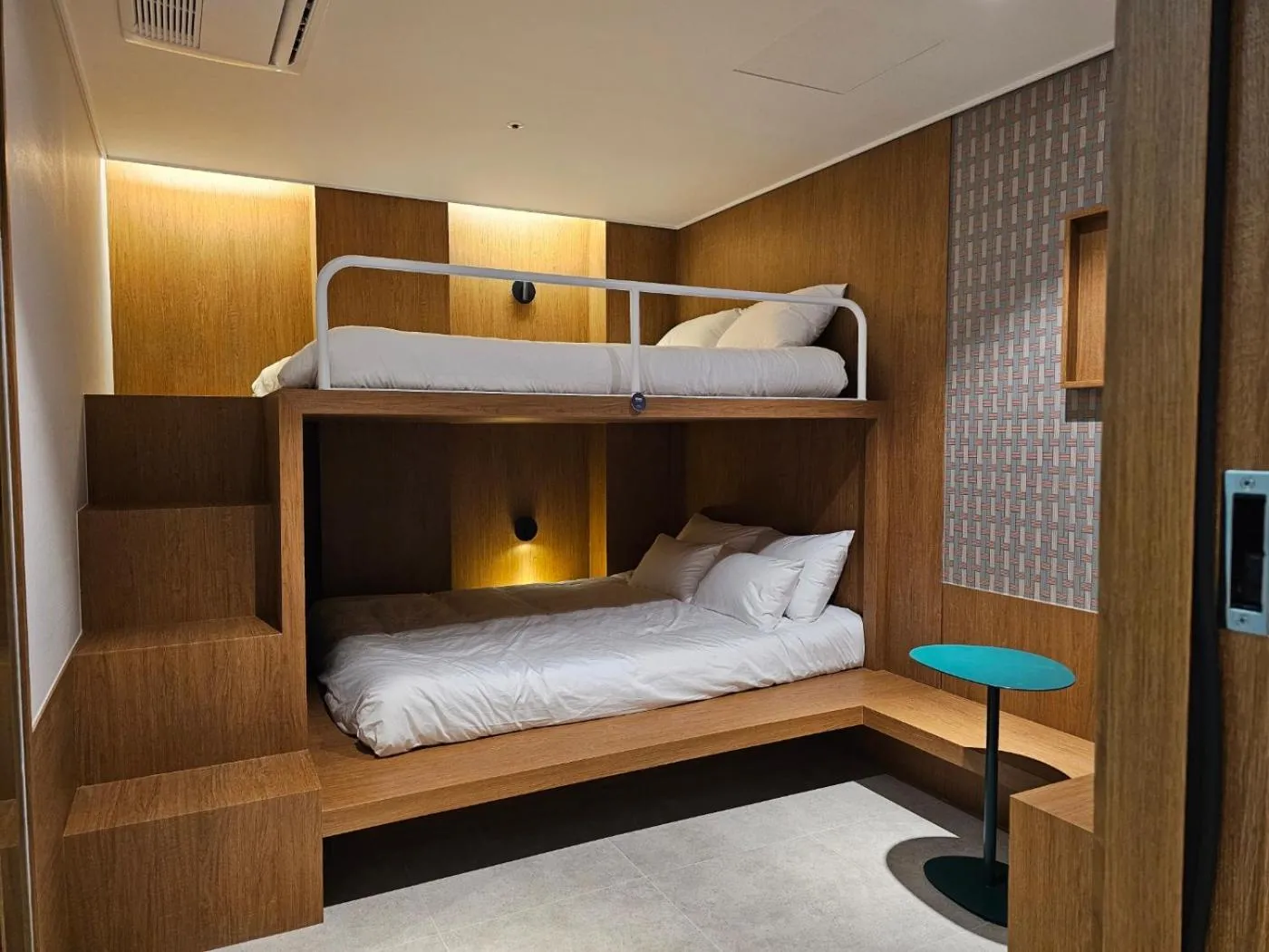 bunk bed, Bed in Huga Inn
