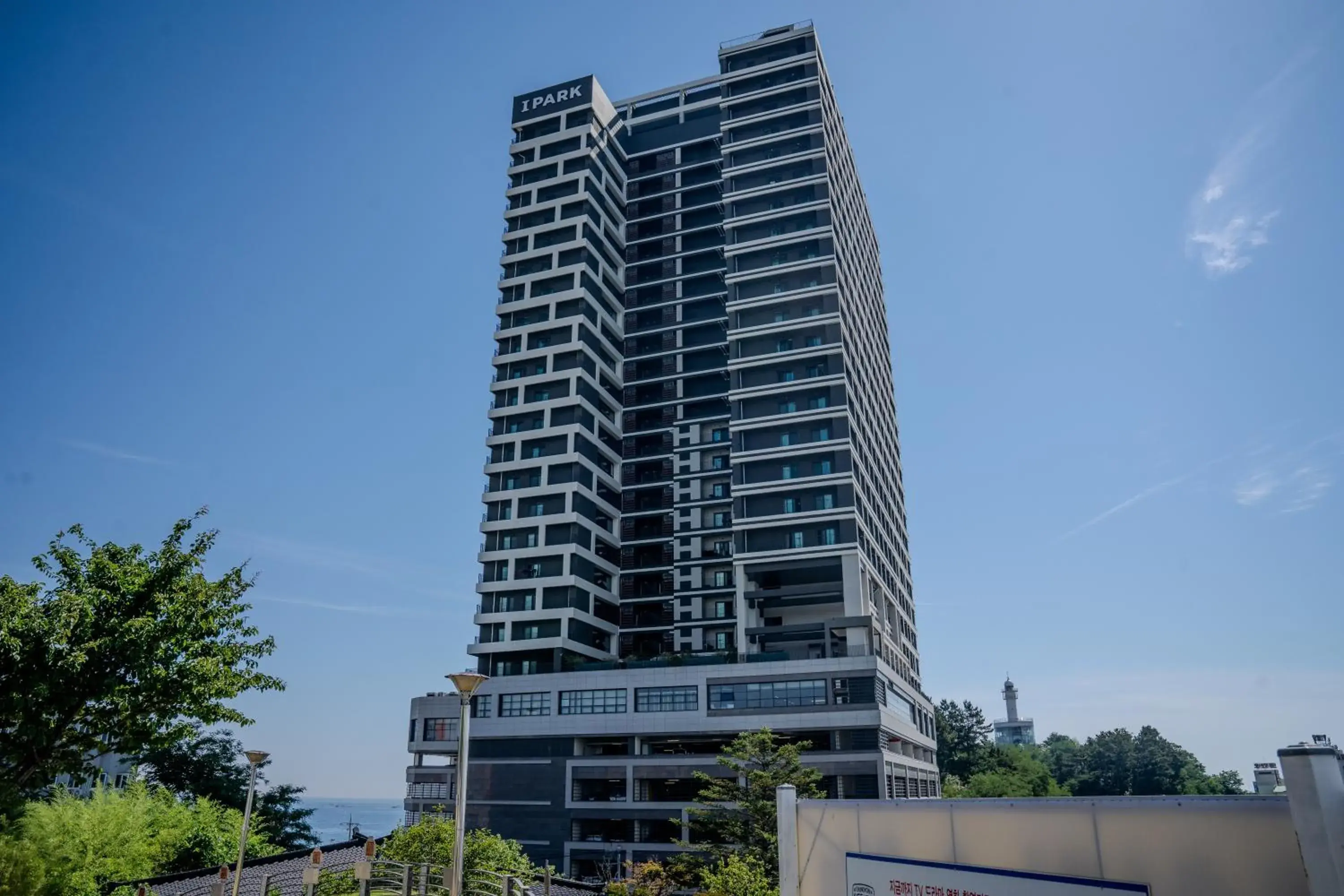 Facade/entrance in More than Sokcho Facade/entrance in More than Sokcho