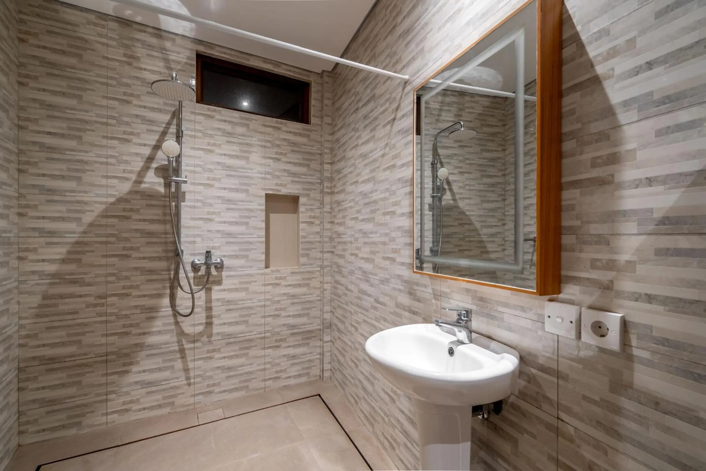 Shower in Maru Fortuna Villa by Moria