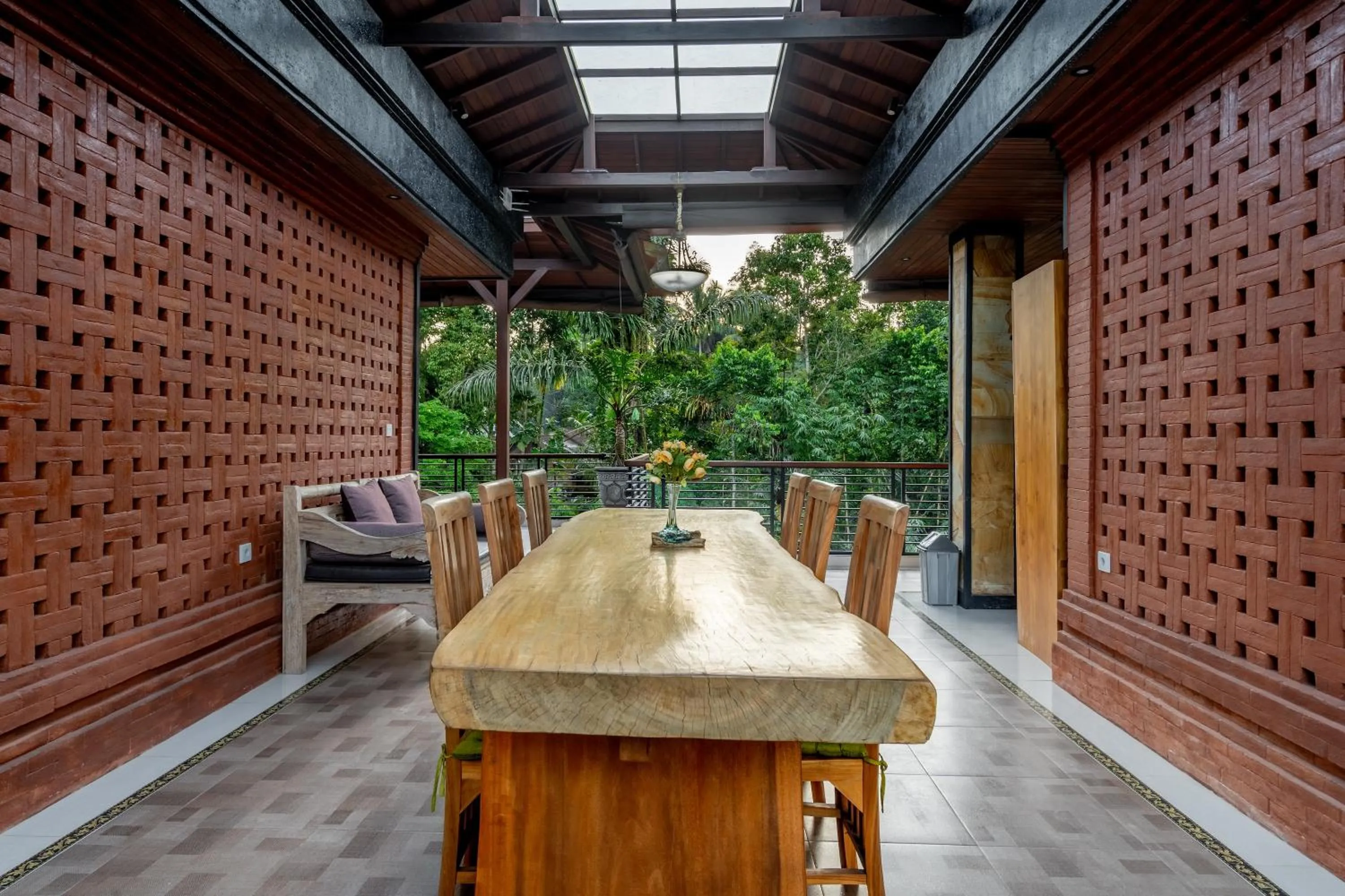 Dining area in Maru Fortuna Villa by Moria