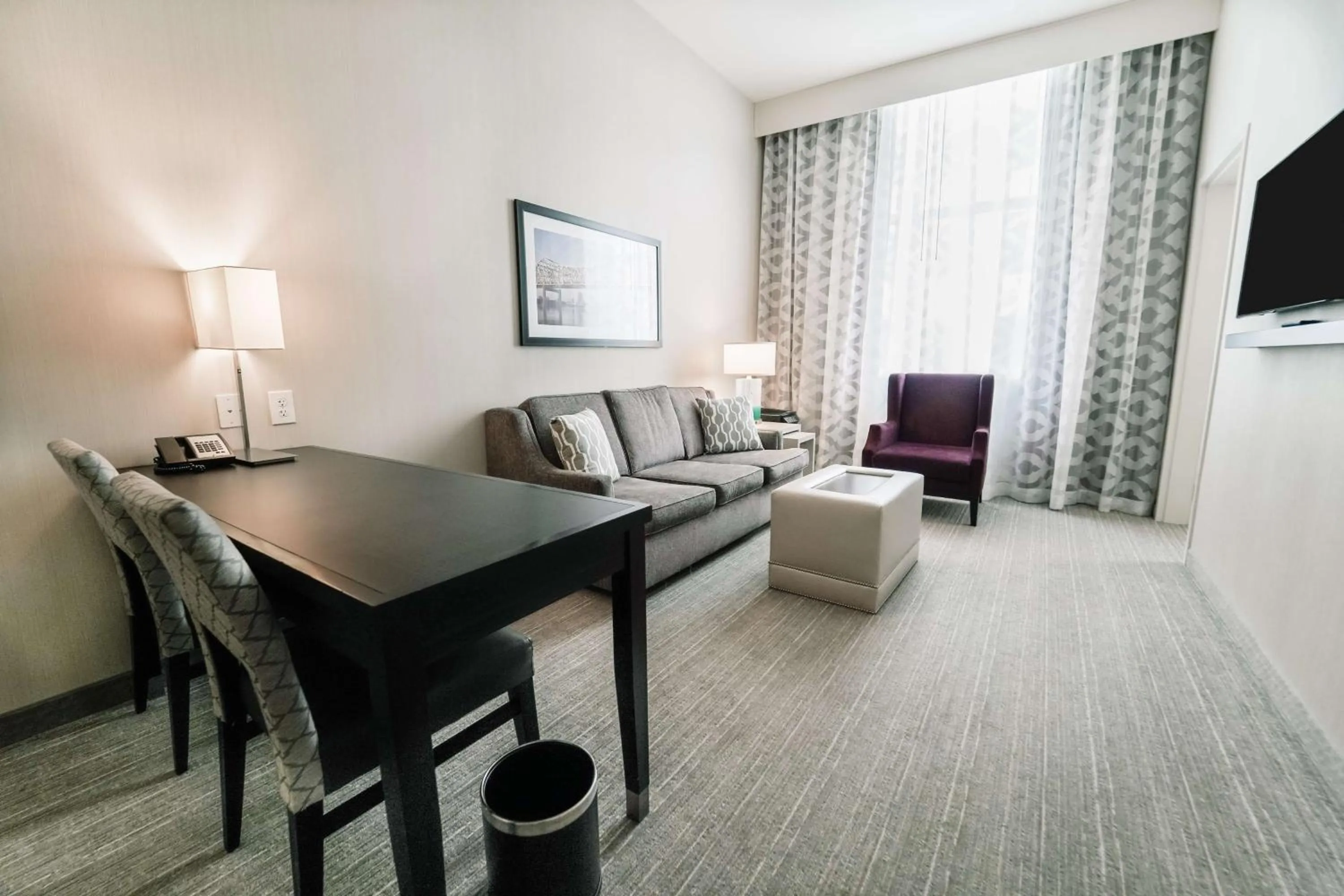 Living room in Embassy Suites Louisville Downtown