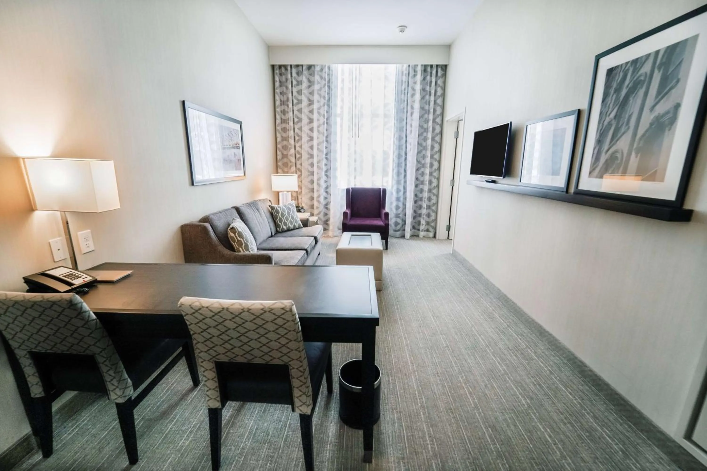 Living room in Embassy Suites Louisville Downtown