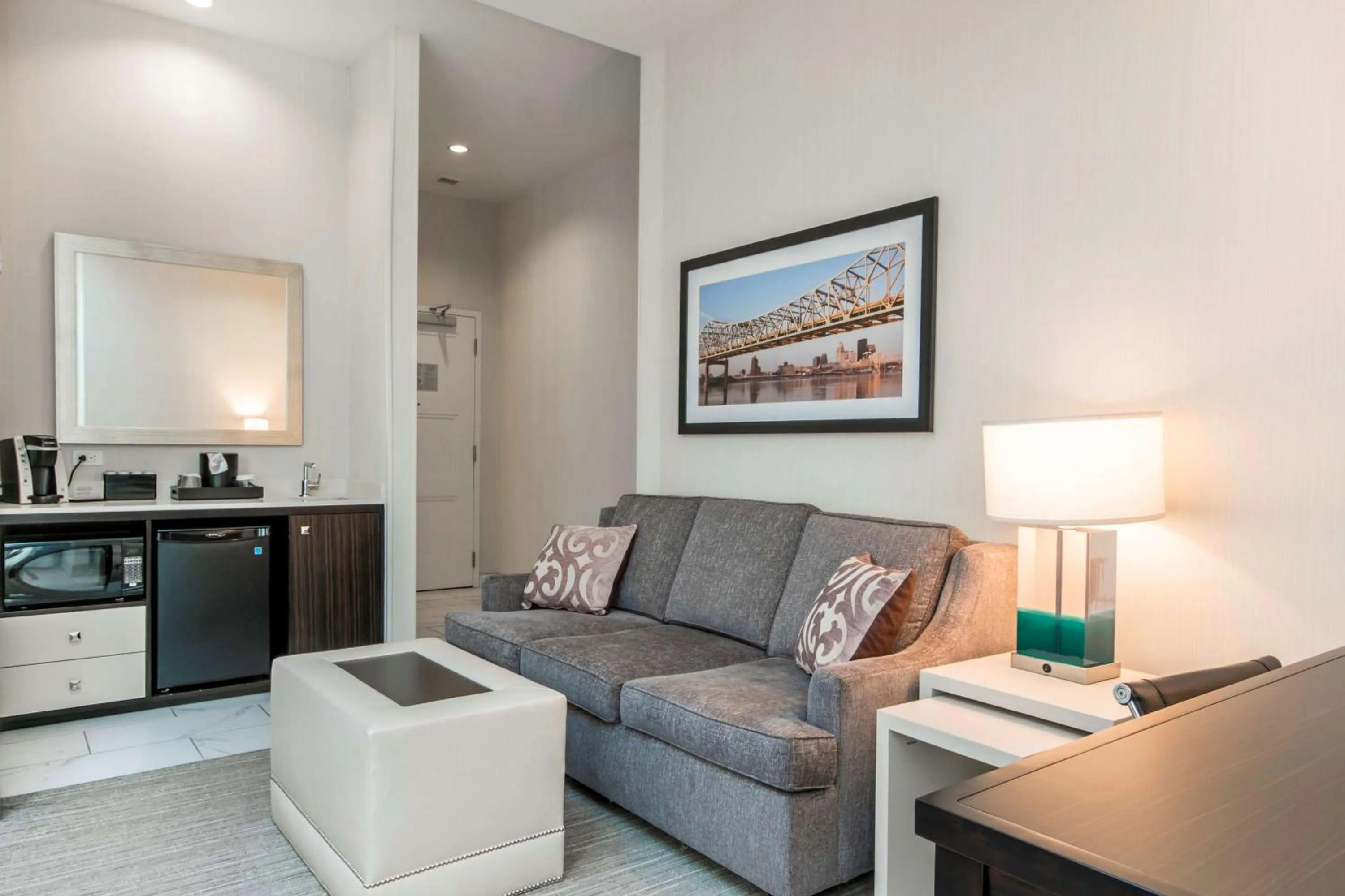 Living room in Embassy Suites Louisville Downtown