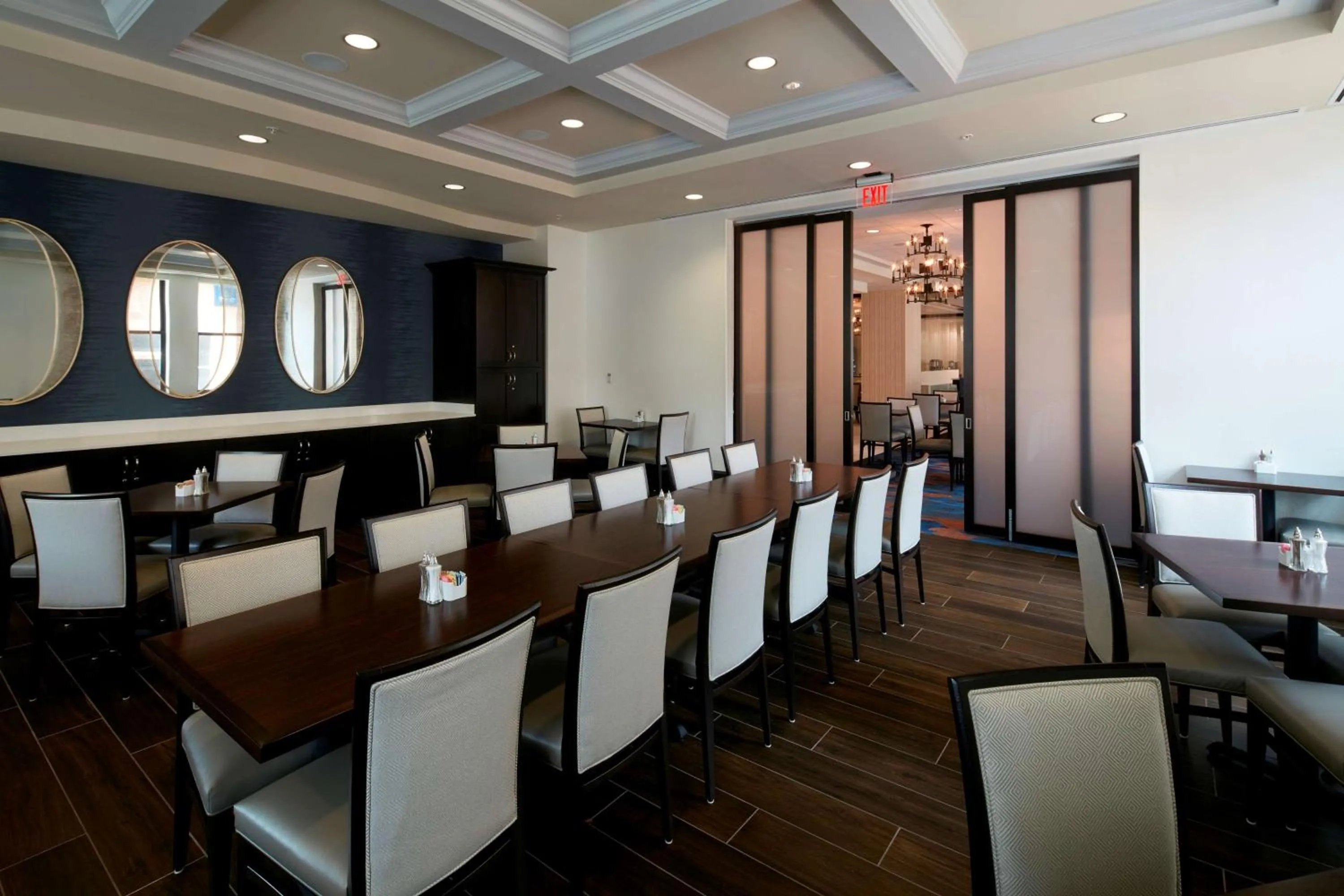 Restaurant/places to eat in Embassy Suites Louisville Downtown