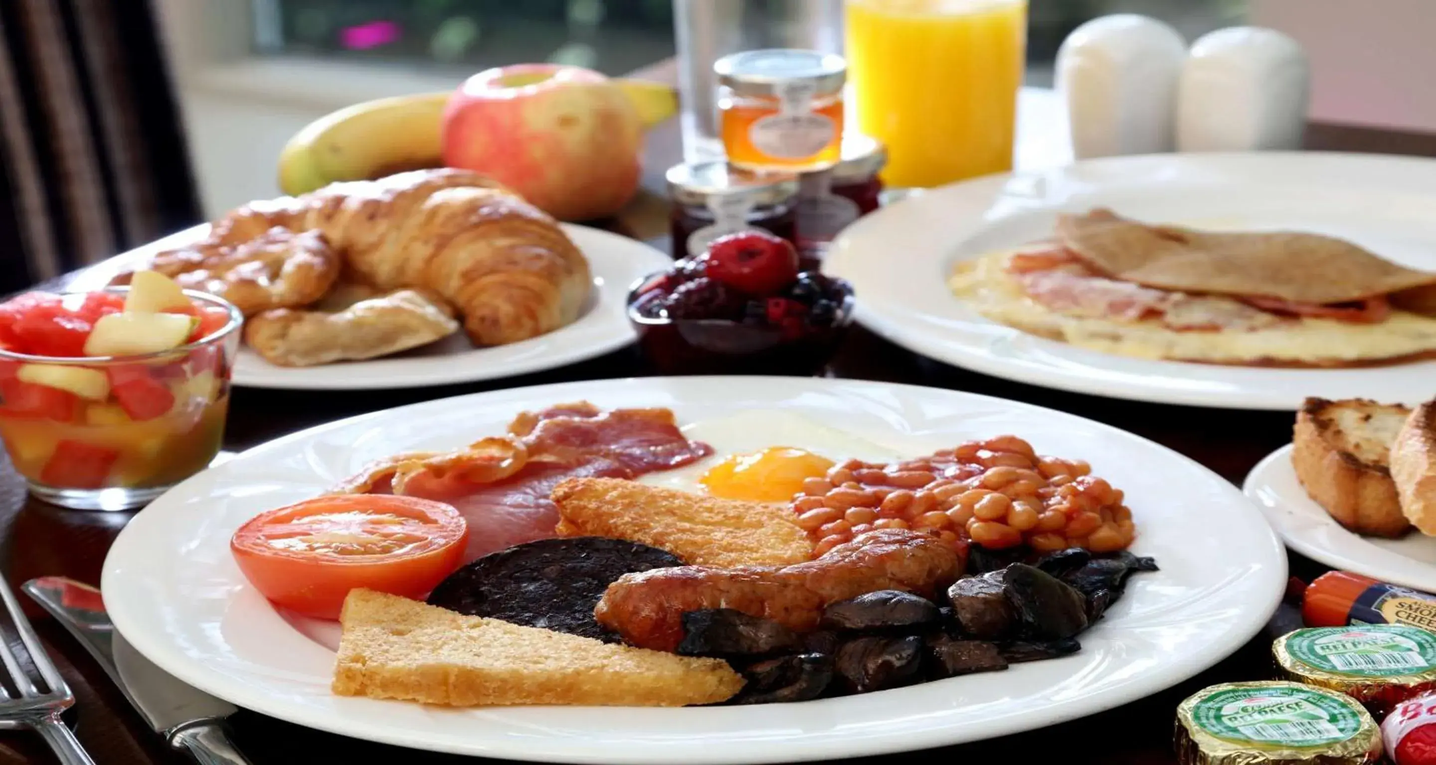 Restaurant/places to eat in B/W Plus Buxton Lee Wood Hotel Restaurant/places to eat in B/W Plus Buxton Lee Wood Hotel