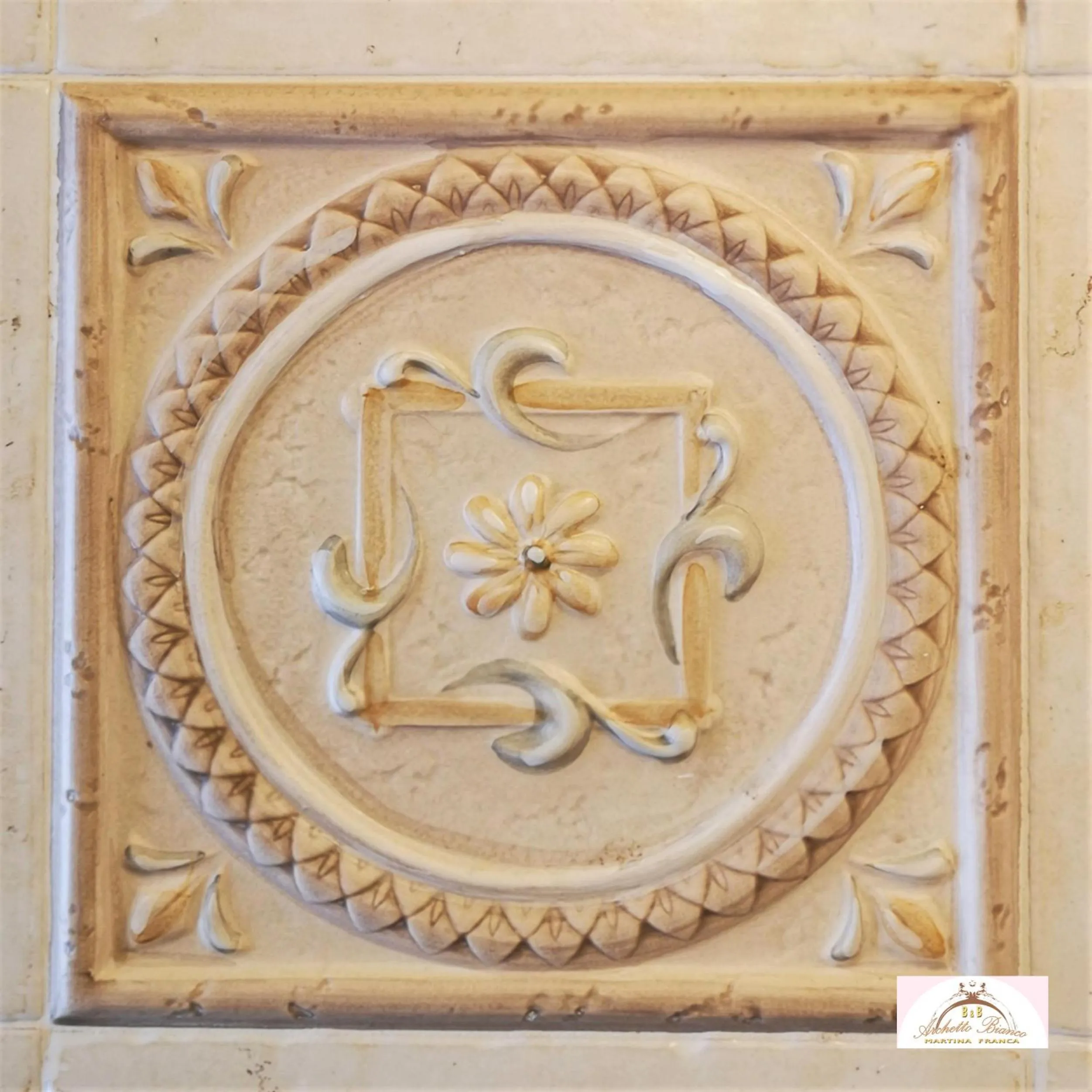 Decorative detail in Archetto Bianco