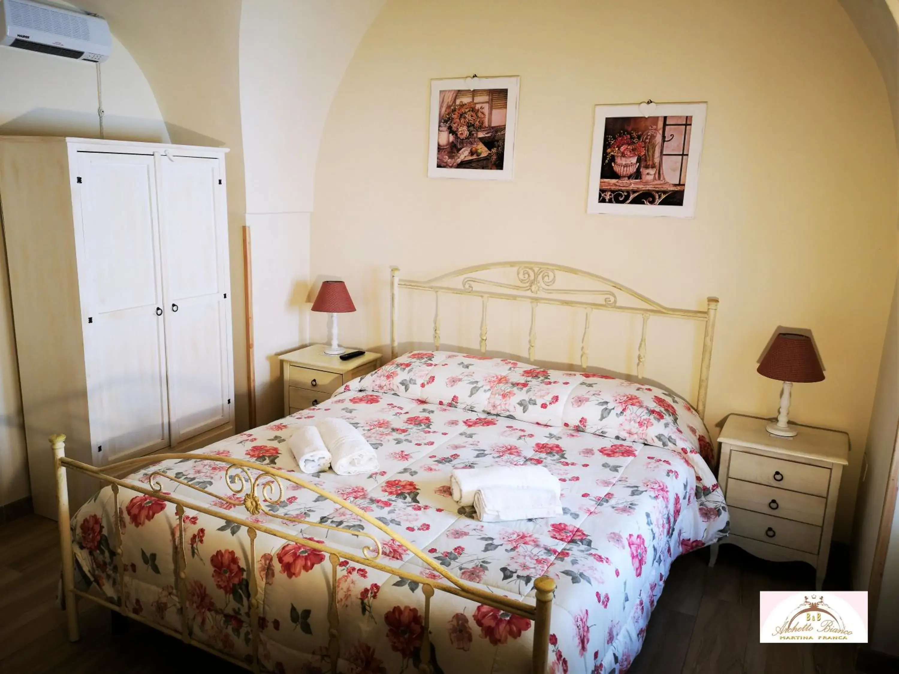 Double Room with Private Bathroom - single occupancy in Archetto Bianco Double Room with Private Bathroom - single occupancy in Archetto Bianco