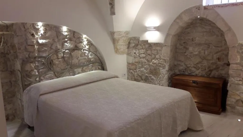 Bed in Archetto Bianco