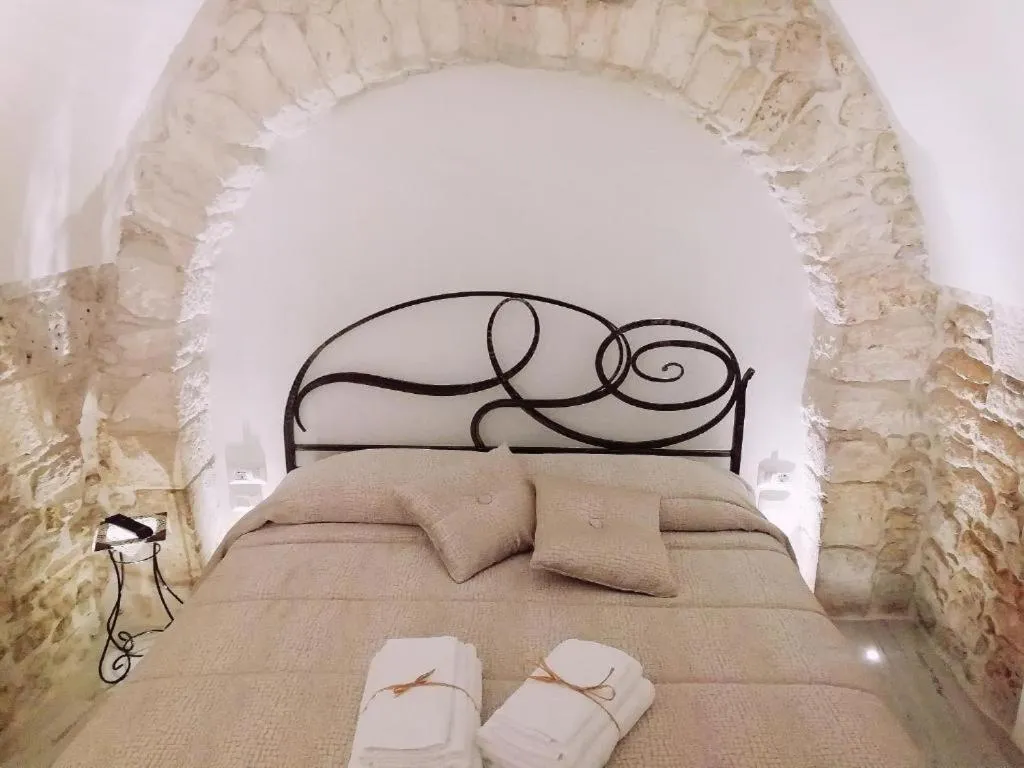 Bedroom, Bed in Archetto Bianco