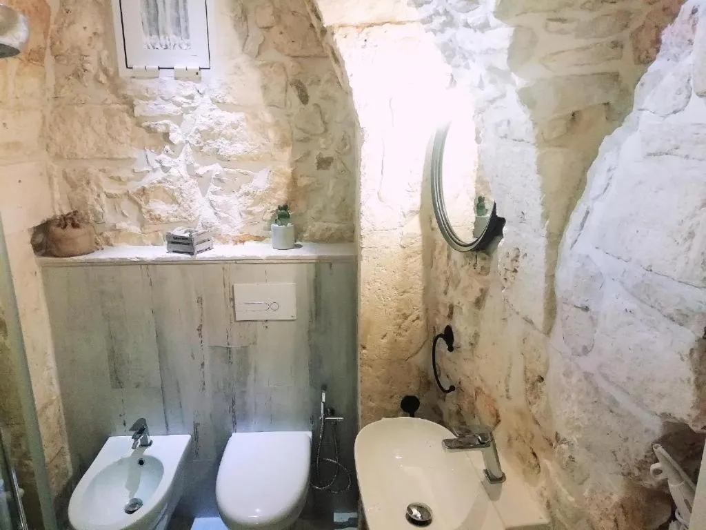Toilet in Archetto Bianco