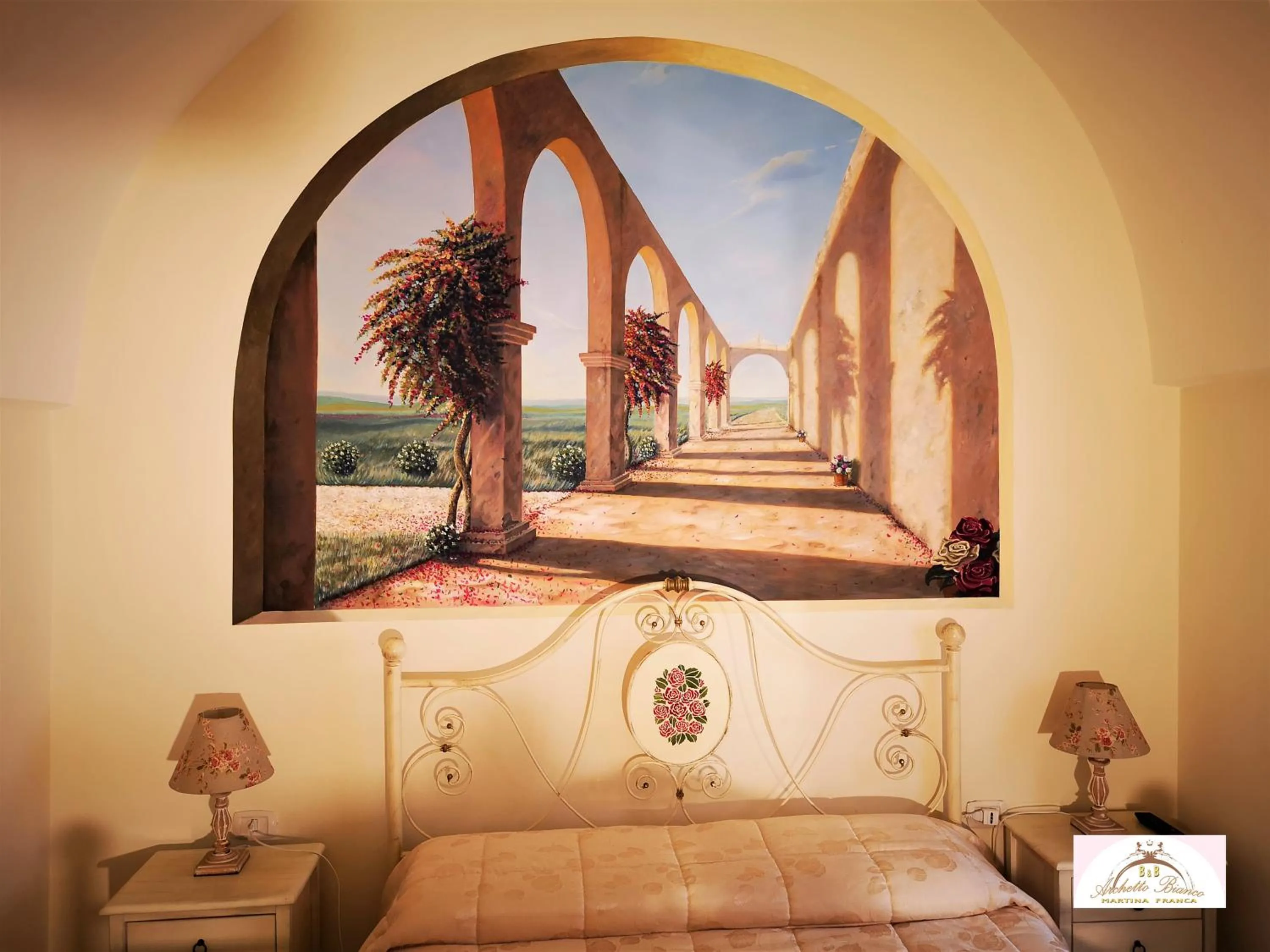 Bedroom, Bed in Archetto Bianco