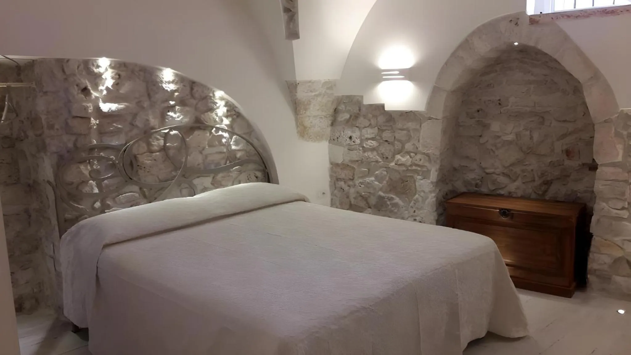 Bed in Archetto Bianco