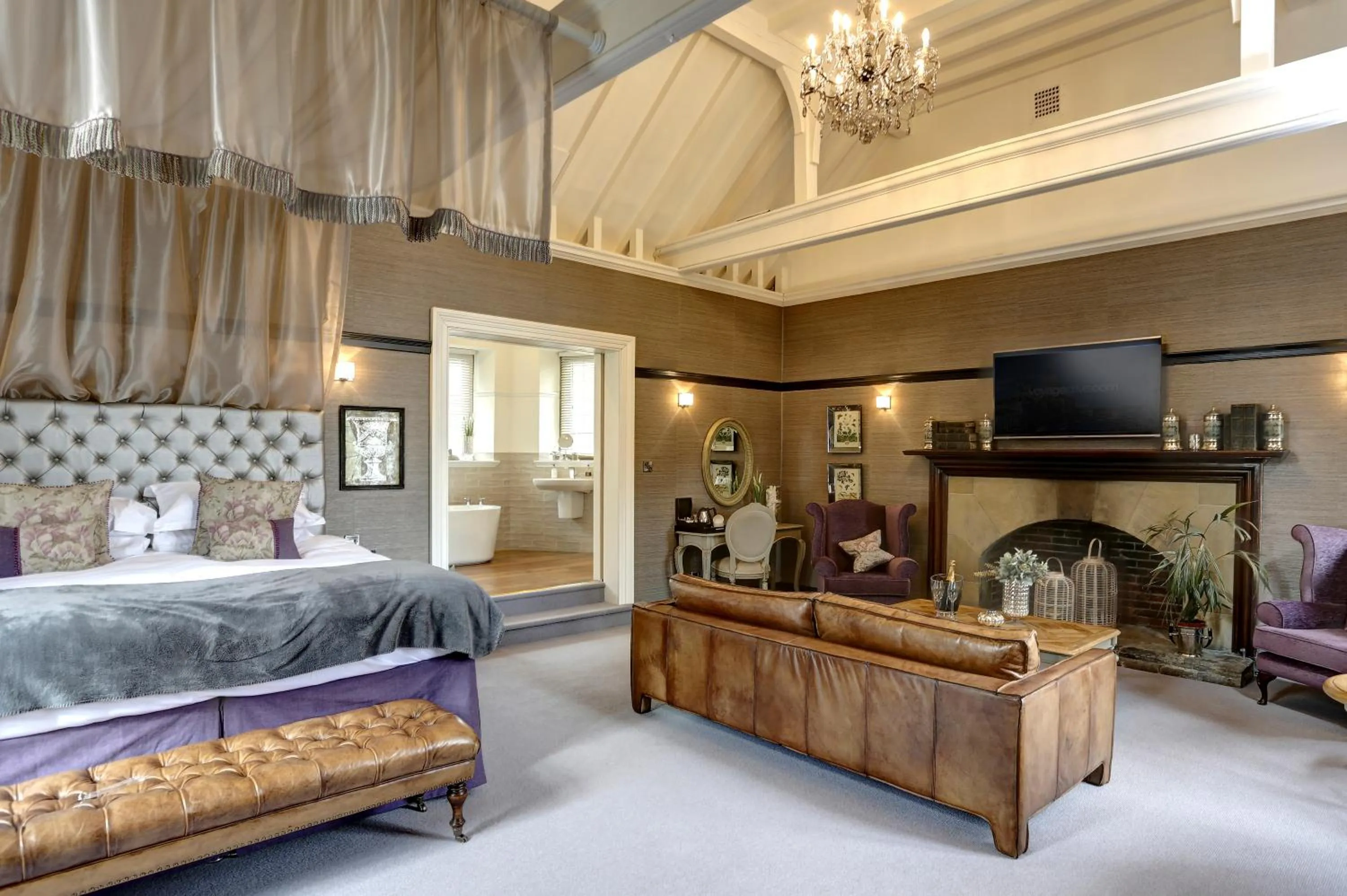 Photo of the whole room, Bed in Falcon Manor Hotel