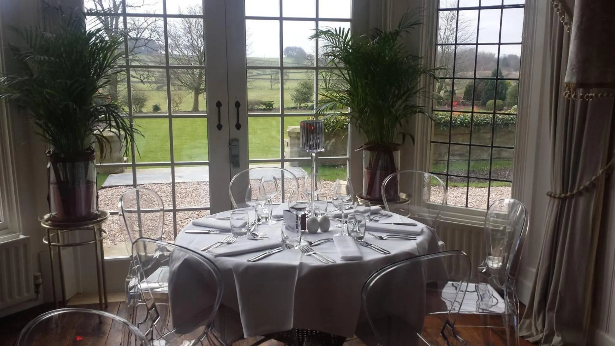 Restaurant/places to eat in Falcon Manor Hotel