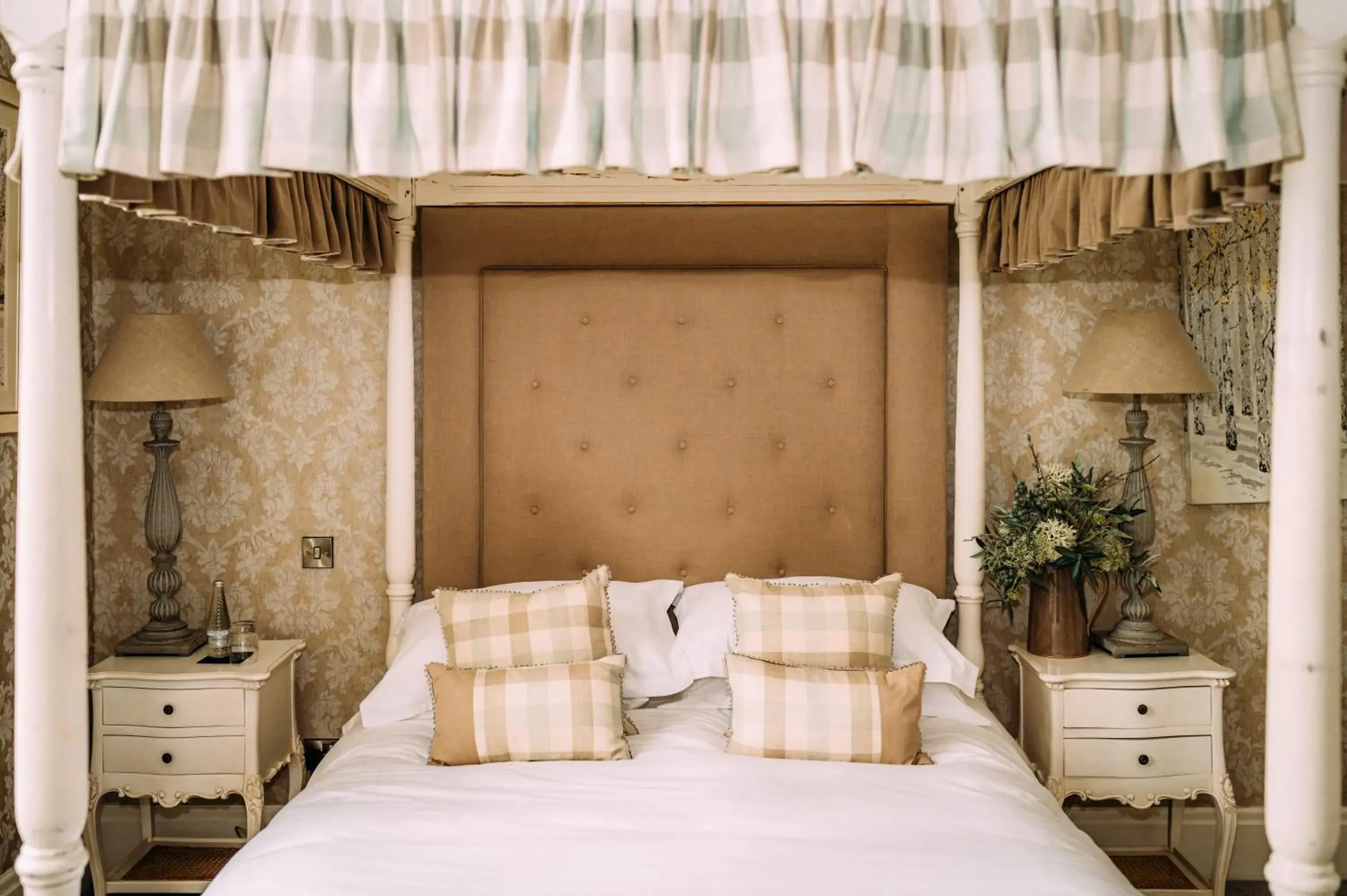 Room with Four-Poster Bed in Falcon Manor Hotel Room with Four-Poster Bed in Falcon Manor Hotel