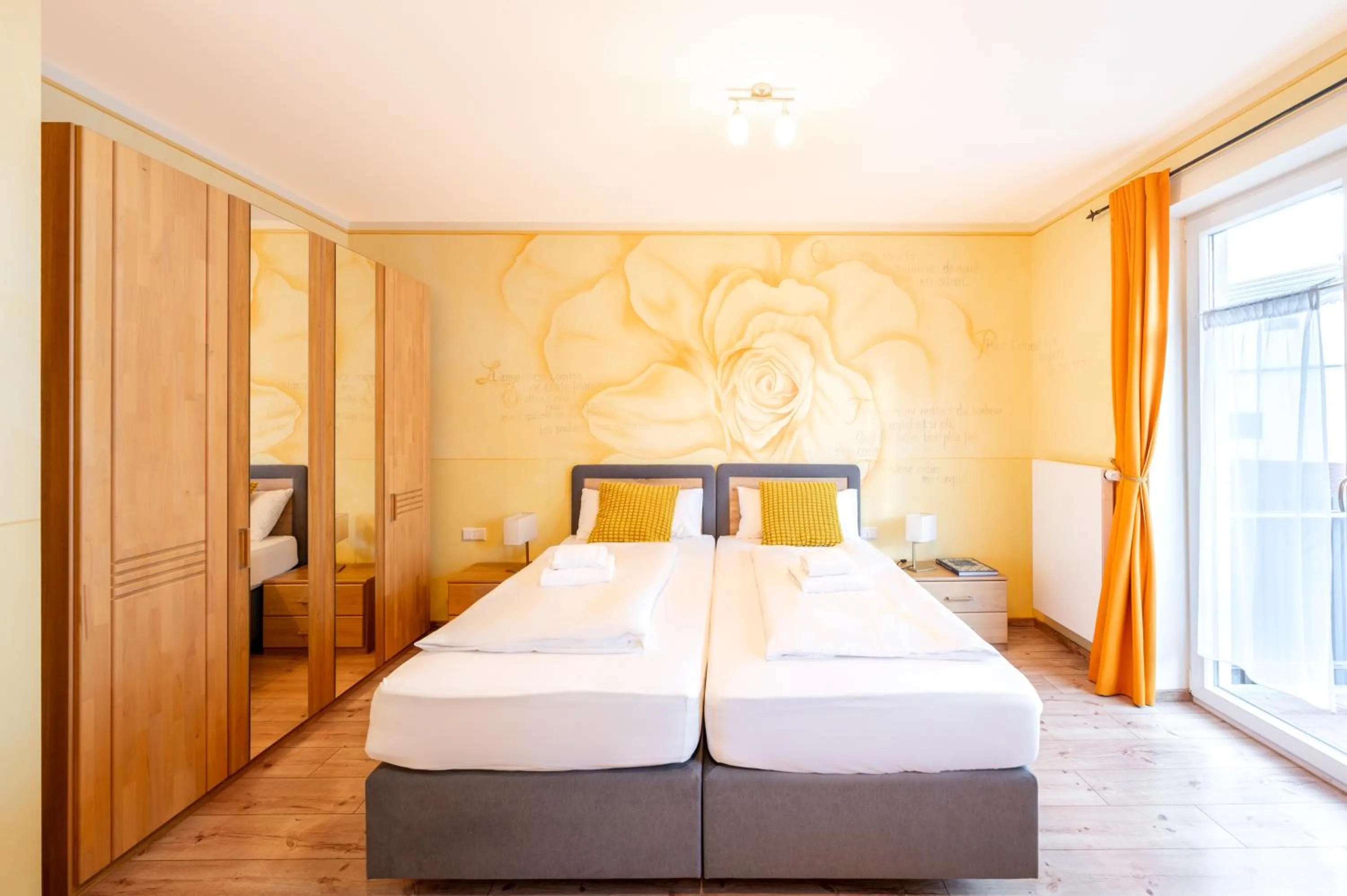 Bed in SCHUSTERjunge Aparthotel I Zentral I Studio Apartments I Küche & Bad I Parkplatz