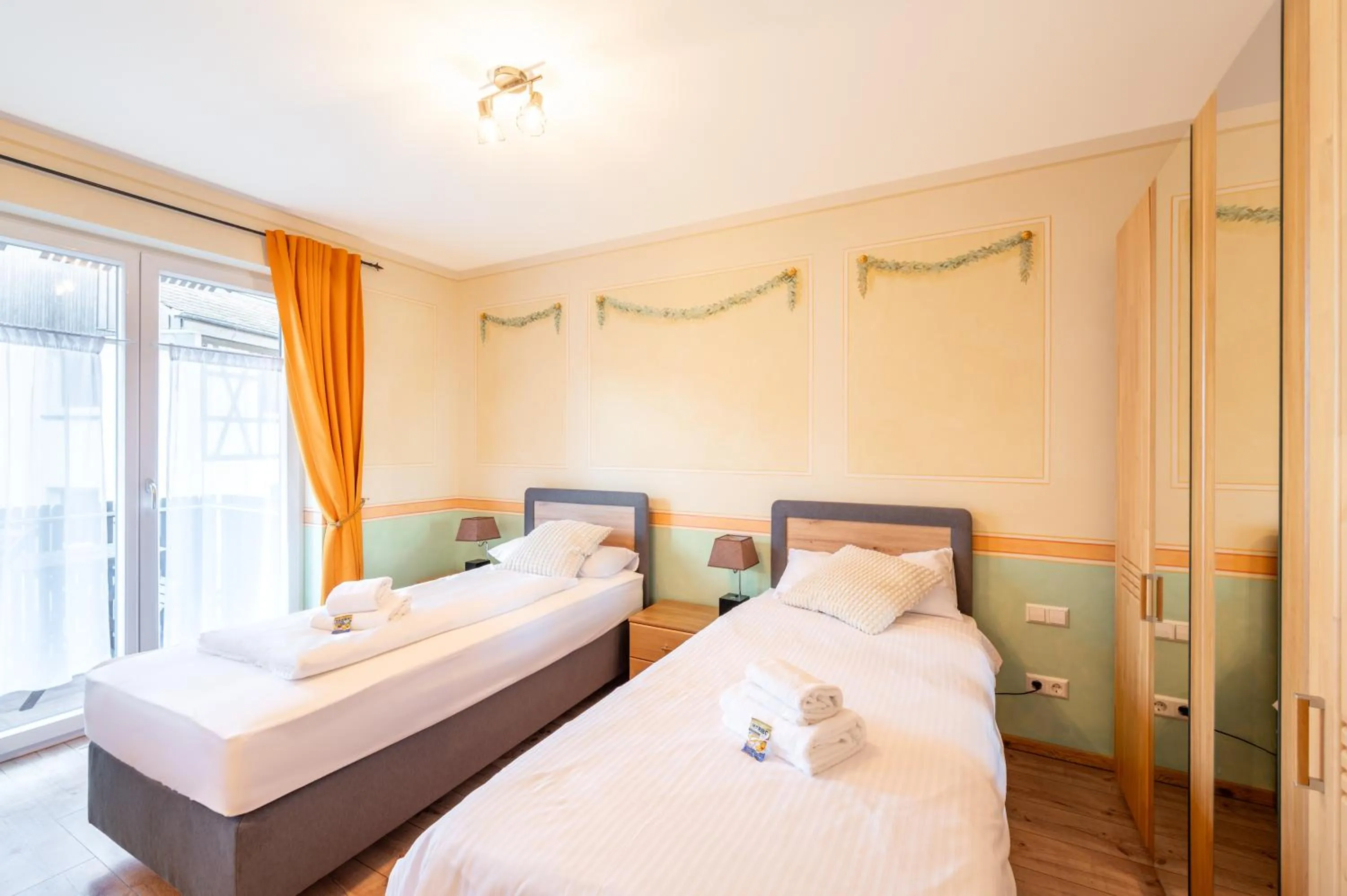 Bed in SCHUSTERjunge Aparthotel I Zentral I Studio Apartments I Küche & Bad I Parkplatz