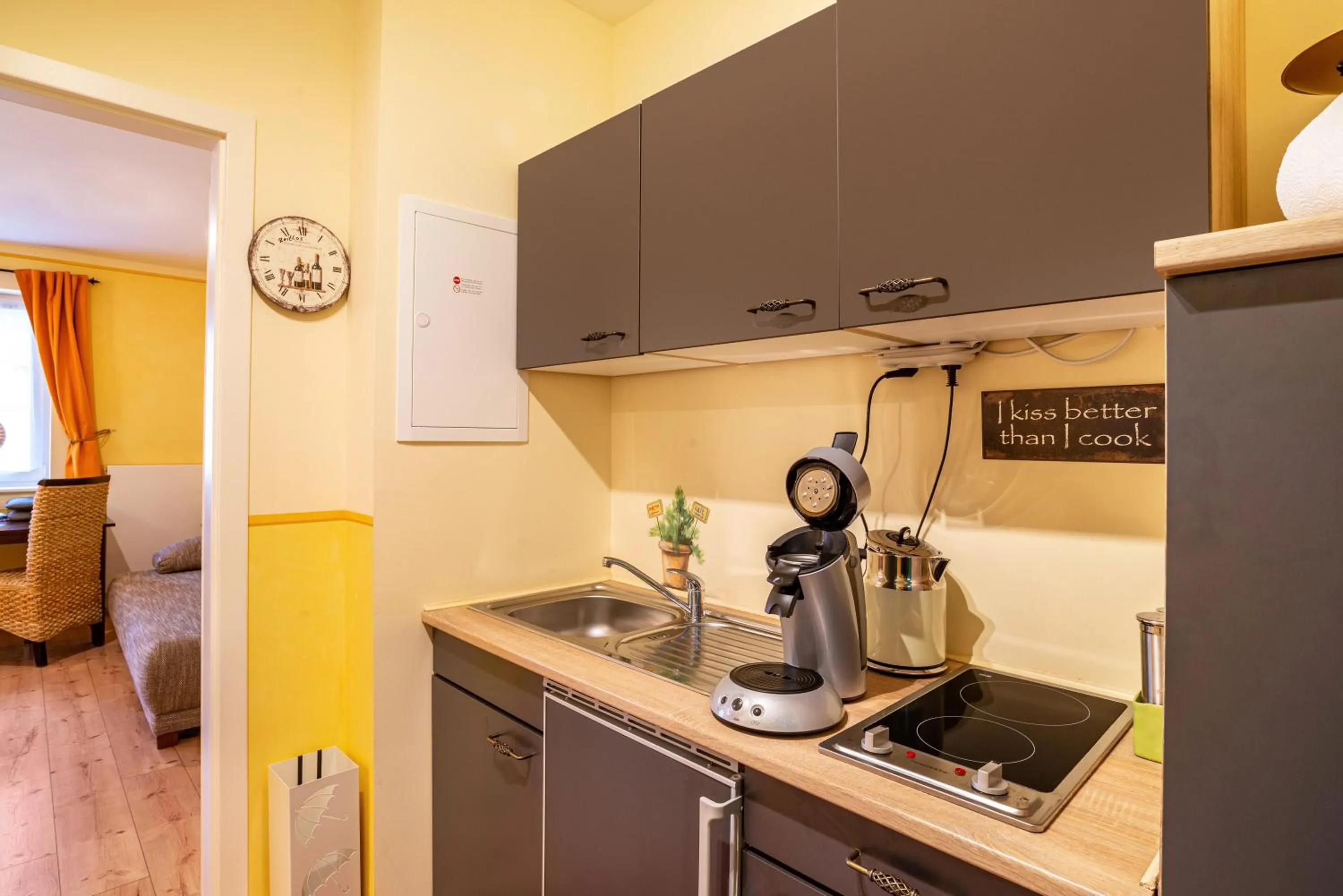 Coffee/tea facilities in SCHUSTERjunge Aparthotel