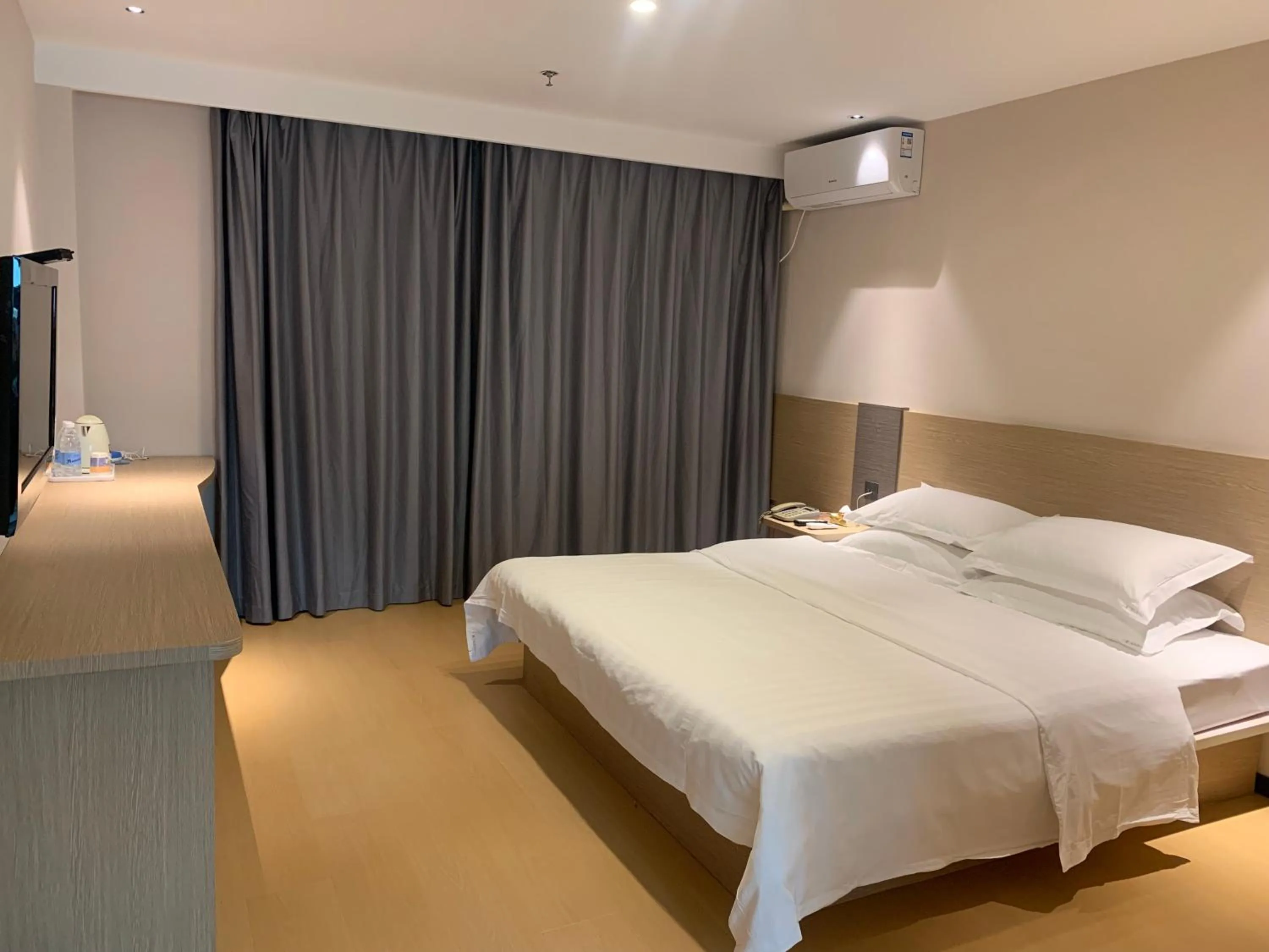 Photo of the whole room in M Hotel Xiamen Haicang Maqing Road Metro Station