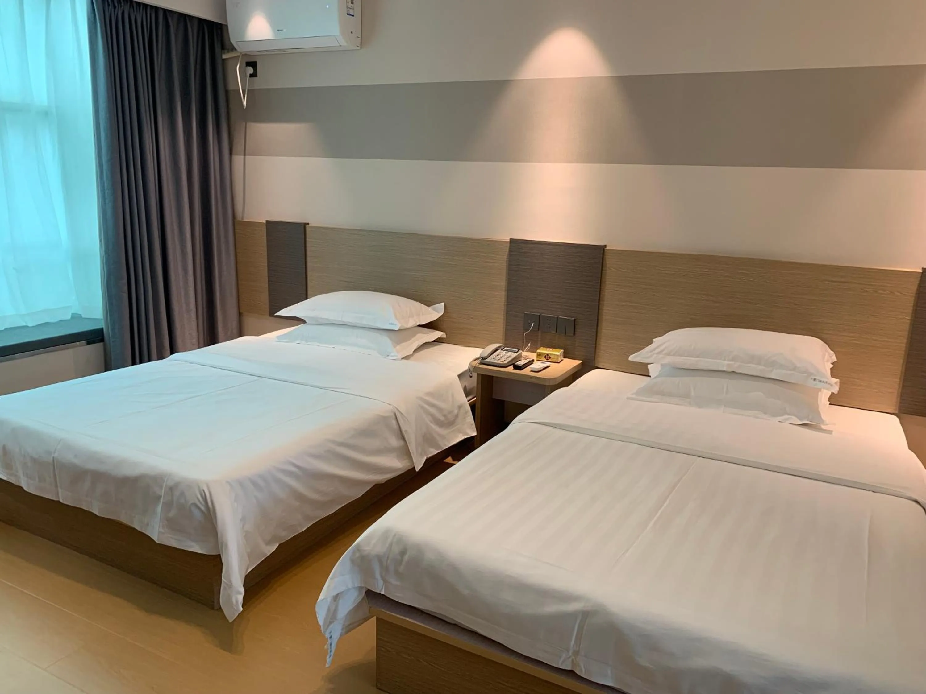 Bed in M Hotel Xiamen Haicang Maqing Road Metro Station