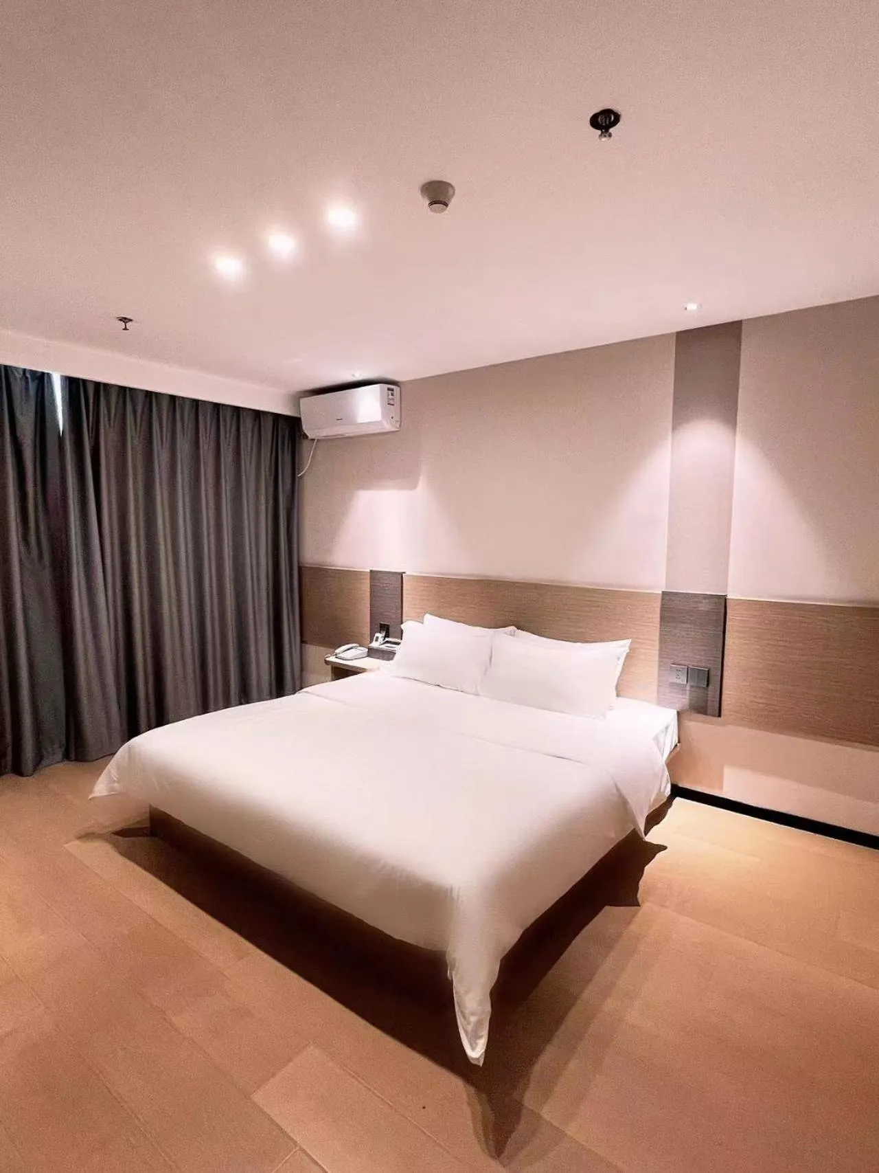 Bed in M Hotel Xiamen Haicang Maqing Road Metro Station