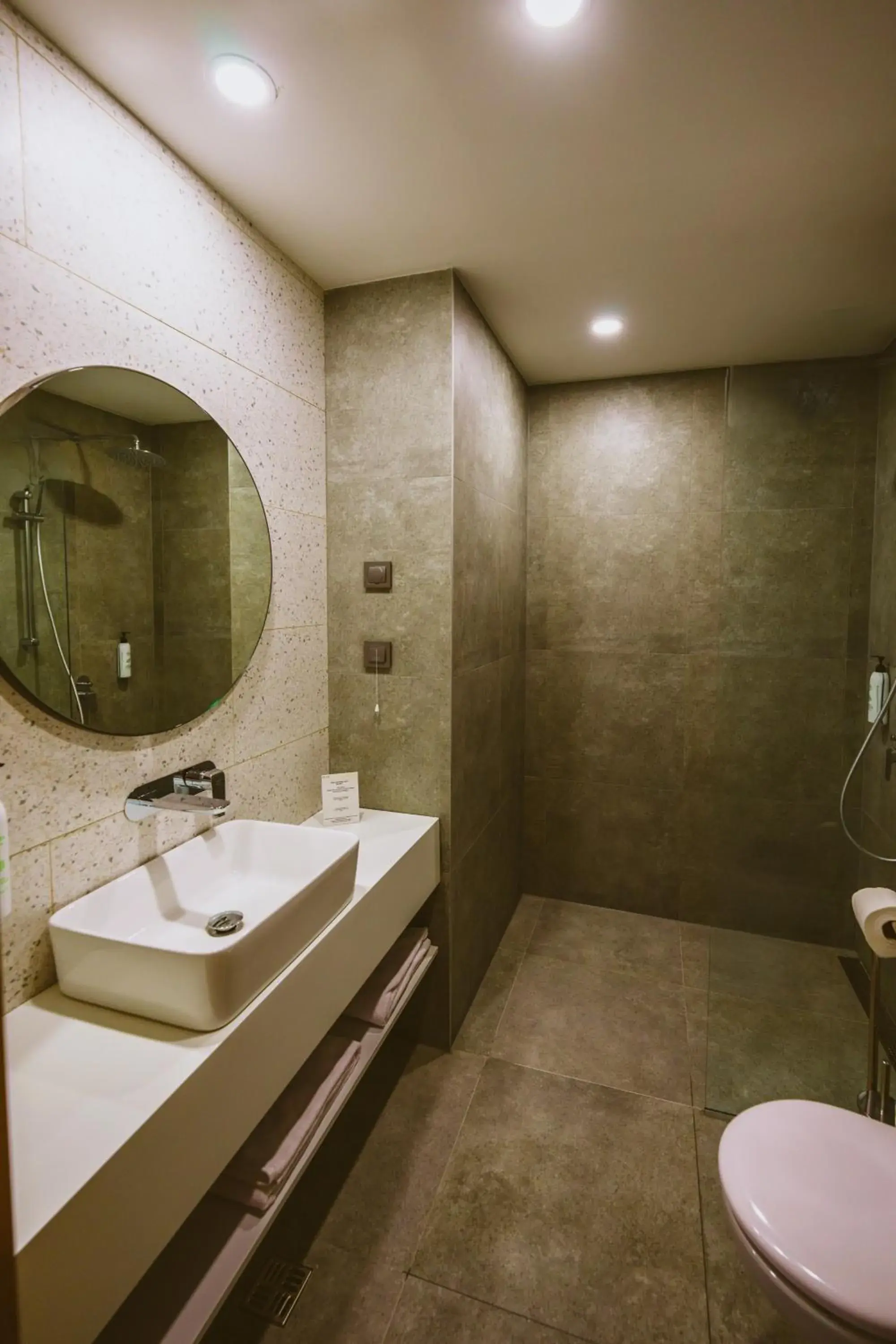 Shower in B1 Downtown Hotel Shower in B1 Downtown Hotel