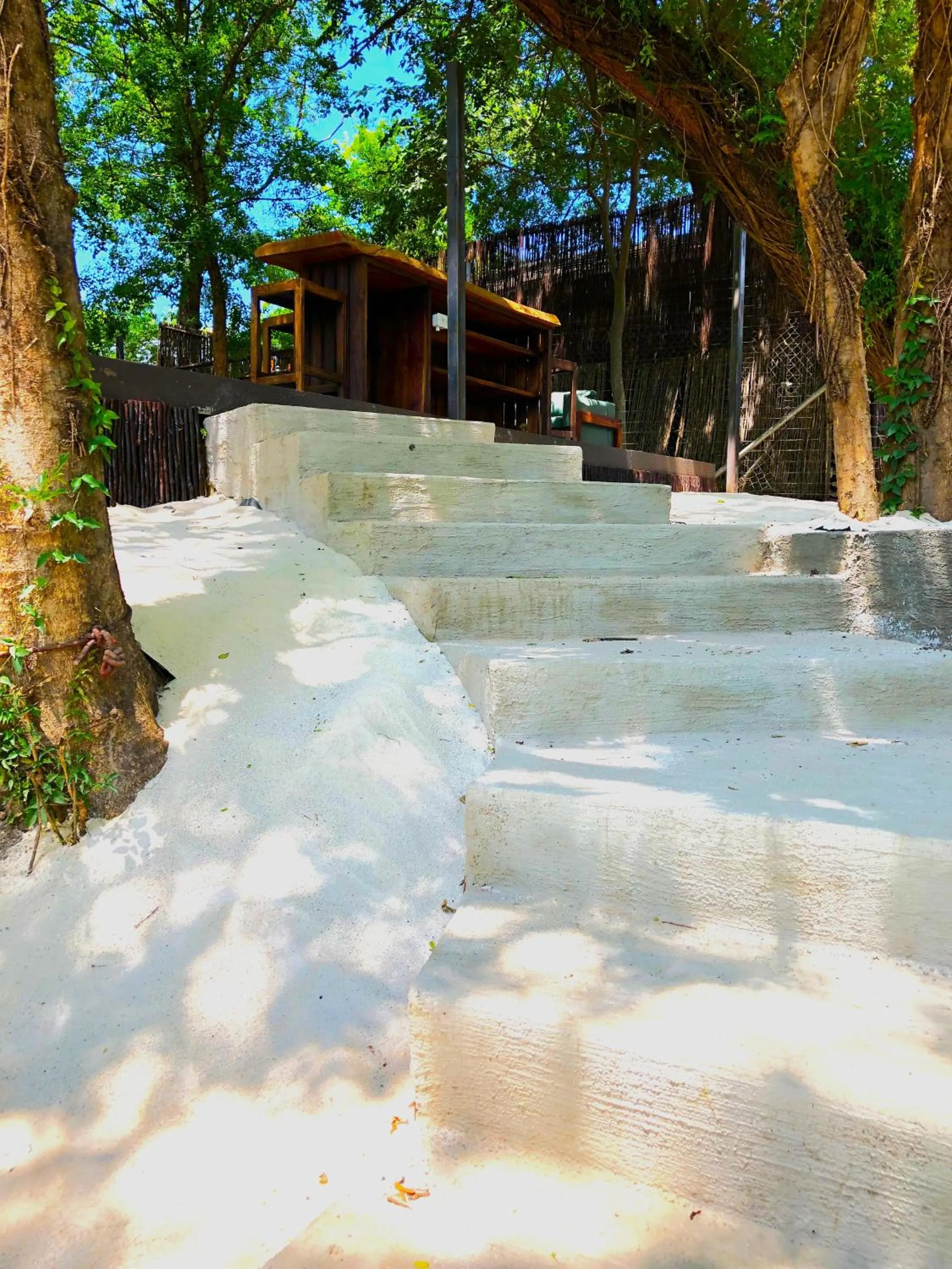 Restaurant/places to eat in Sand River Guest House