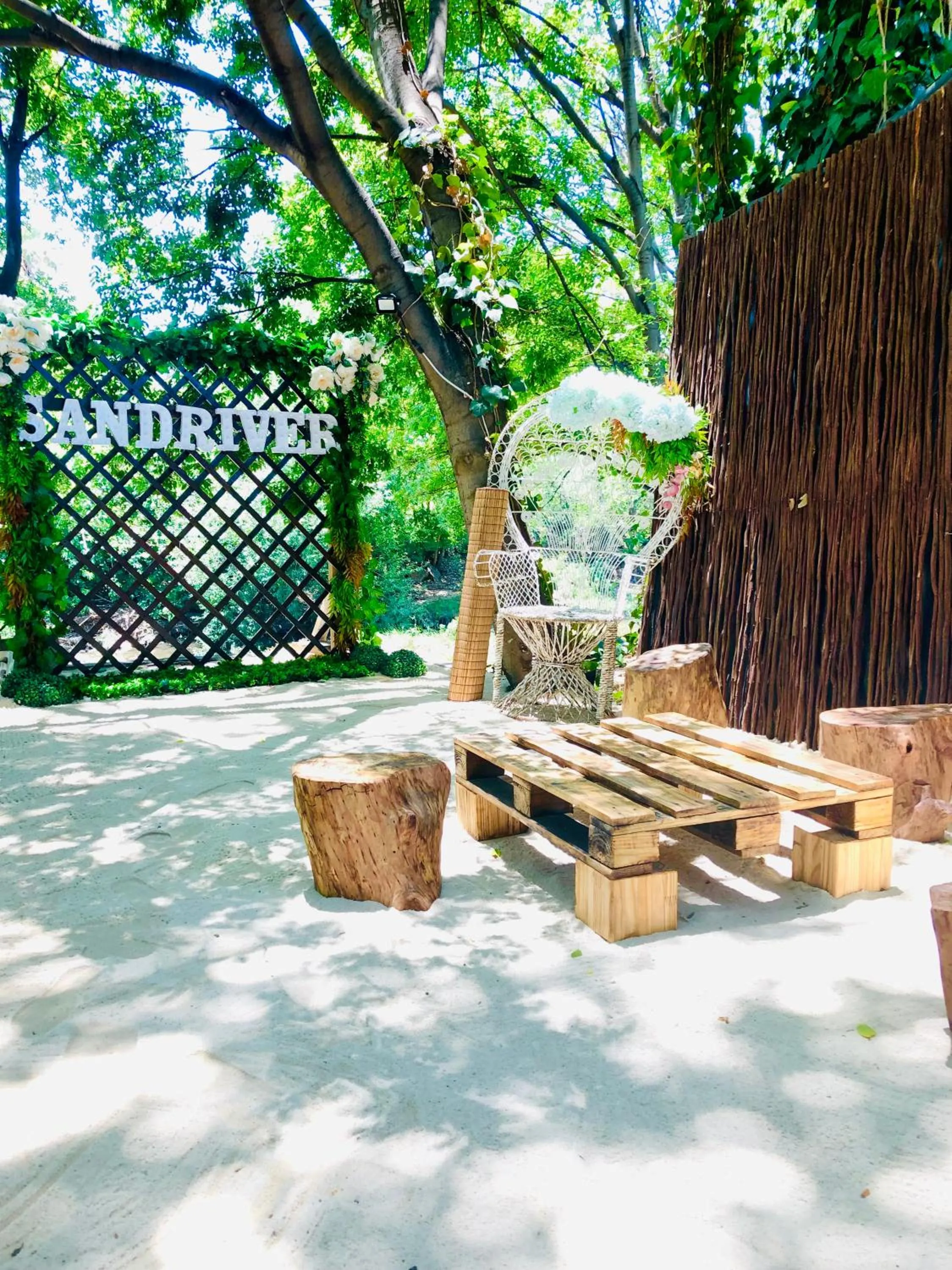 Restaurant/places to eat in Sand River Guest House